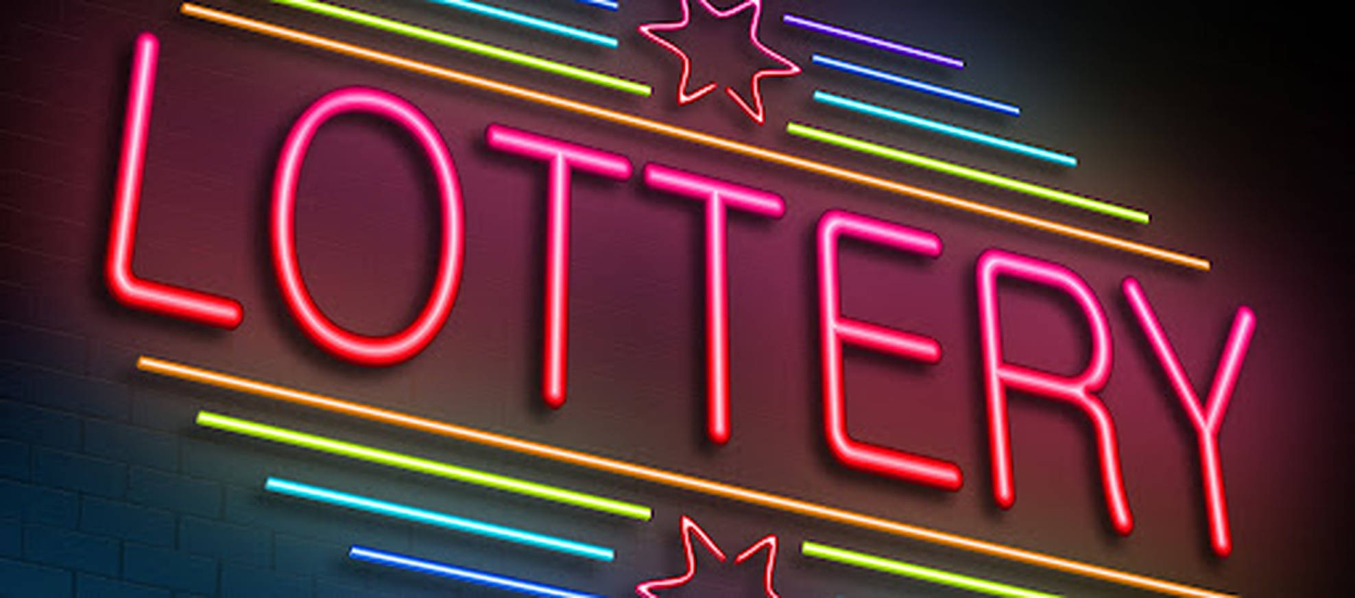Lottery 桌布 壁紙 — 在深色磚牆上，一個充滿活力的霓虹燈牌以粗體紅色字母拼出 LOTTERY，並帶有彩色條紋和星星點綴。