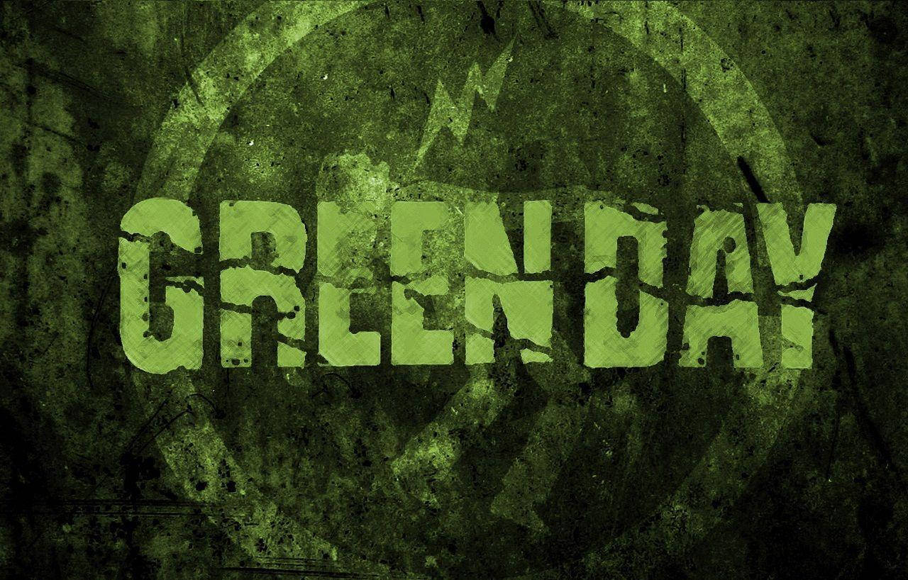 Green Day 桌布 壁紙 — 在深色粗糙背景上，帶有磨損紋理和圓形徽章的粗體綠色 'GREEN DAY' 文字。