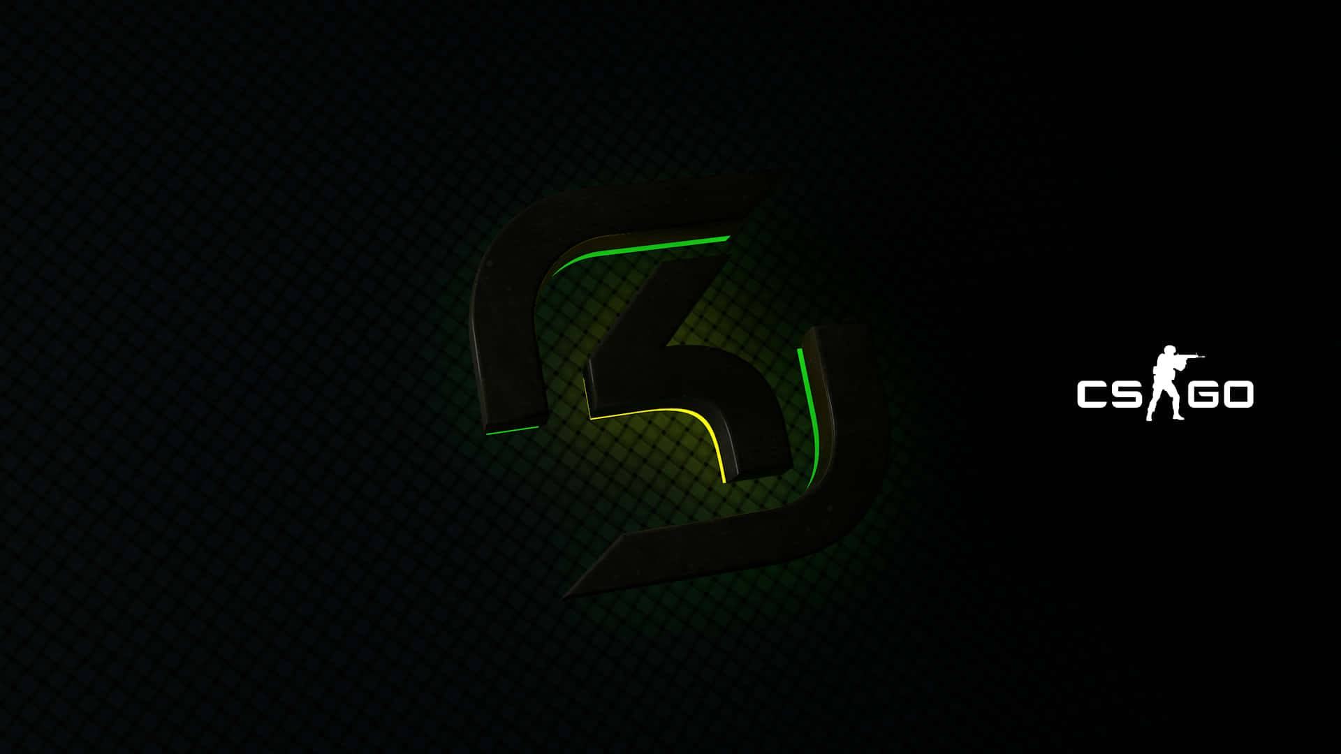 Sk Gaming 桌布 壁紙 — 在深色紋理背景上，一個發光的綠色和黃色風格化 'S' 標誌，帶有 CS GO 剪影。