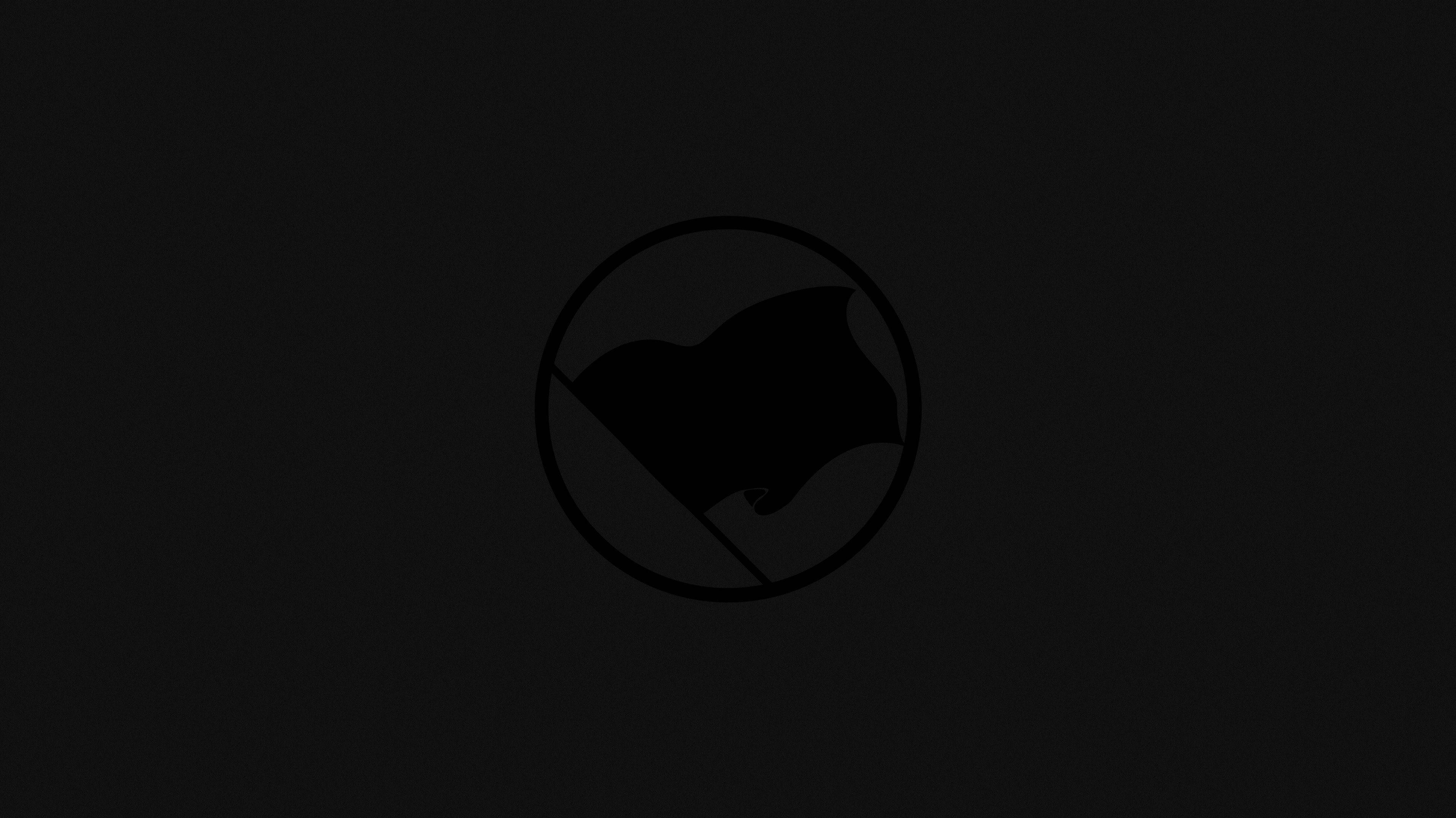 Dark Minimalist 桌布 壁紙 — 在深色紋理背景上，圓圈內的一面旗幟的極簡黑色剪影。