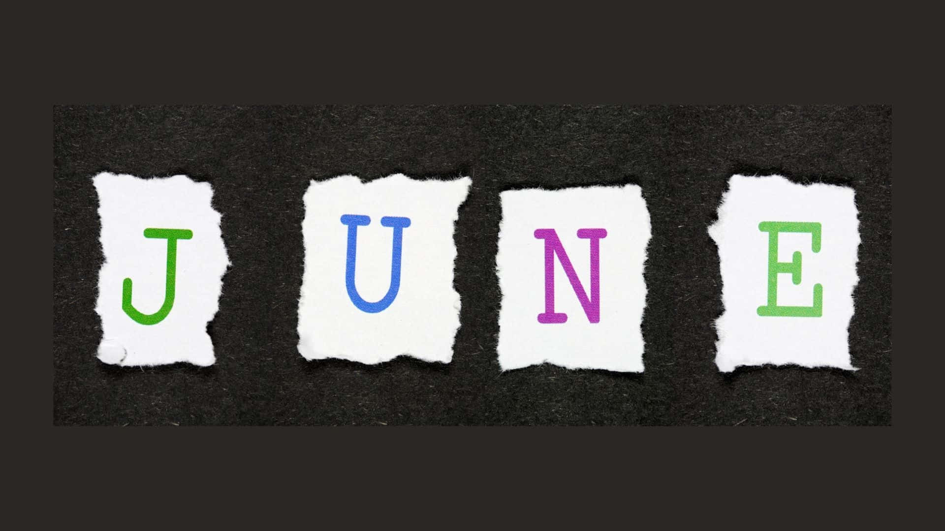 June 桌布 壁紙 — 在深色紋理背景上，用彩色撕紙字母拼出單詞 JUNE。