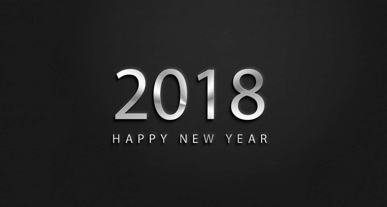 2018 桌布 壁紙 — 在深色紋理背景上，閃亮金屬質感的2018文字，下方有新年快樂。