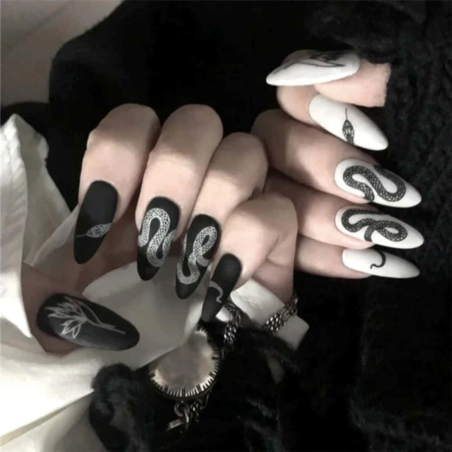Nail 桌布 壁紙 — 在深色紋理背景上，飾有精緻蛇與葉子圖案的優雅黑白尖頭指甲。