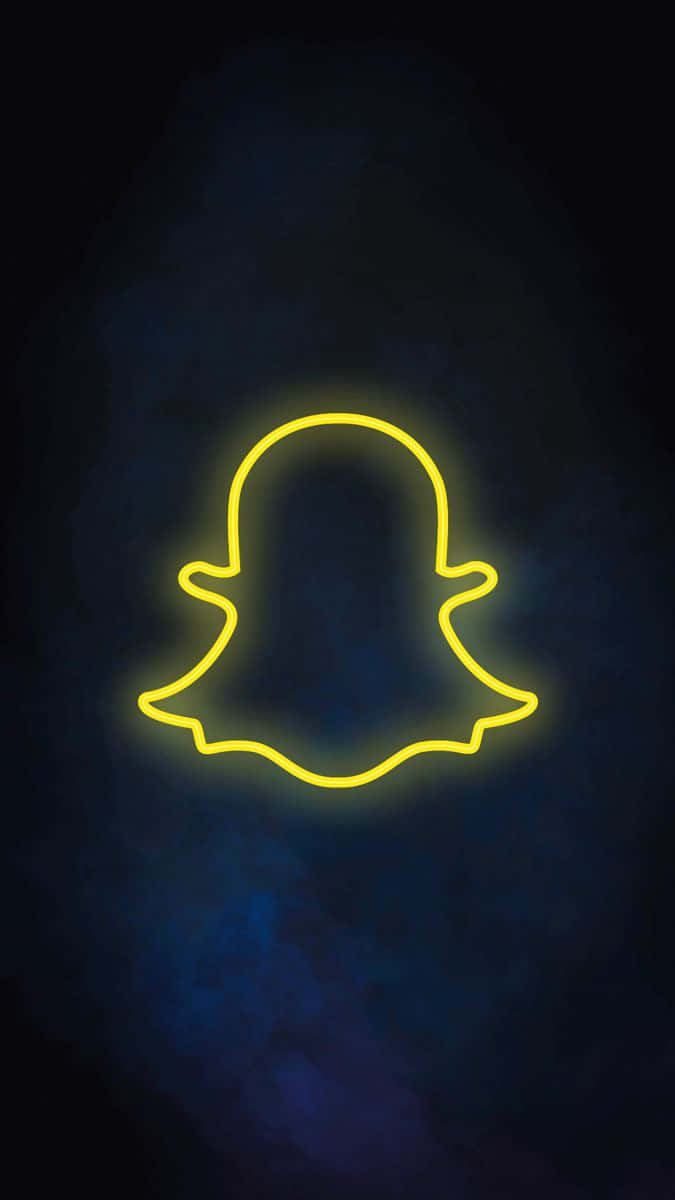 Snapchat 桌布 壁紙 — 在深色紋理藍色背景上，發光的黃色霓虹輪廓勾勒出Snapchat鬼魂標誌。