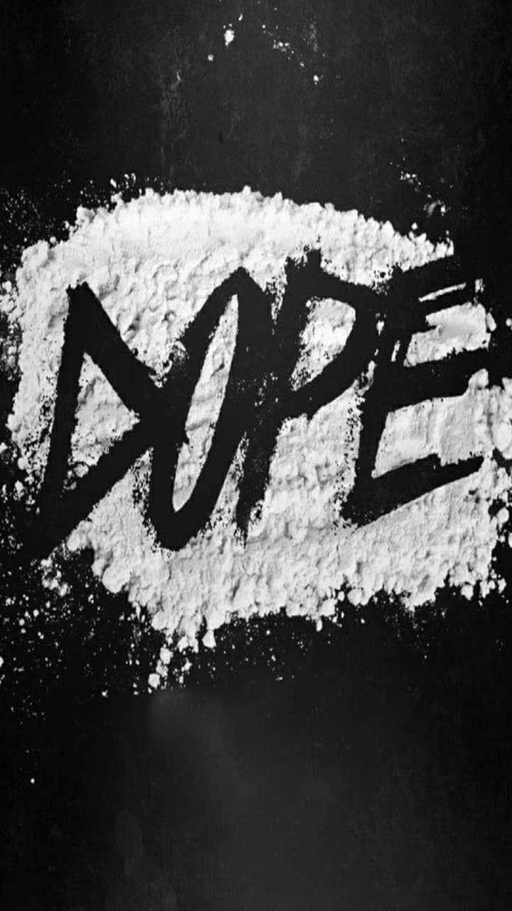 桌布 壁紙 — 在深色紋理表面上，一堆白色粉末上方，'DOPE' 這個字以黑色塗鴉大膽書寫。