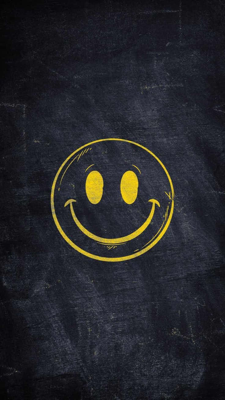 Happy iPhone 桌布 壁紙 — 在深色紋理黑板表面上用粉筆繪製的明亮黃色笑臉。