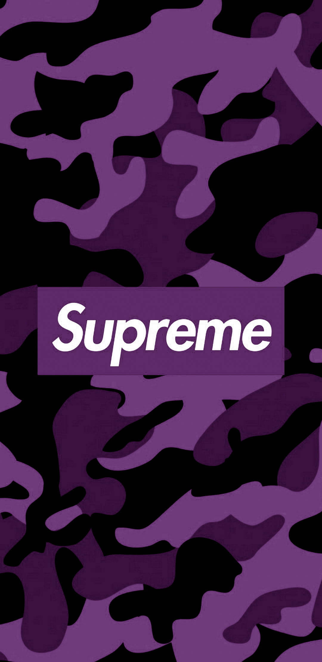 supreme 桌布 壁紙 — 在深色背景上，一個大膽的紫色和黑色迷彩圖案，中央有一個白色的Supreme標誌。