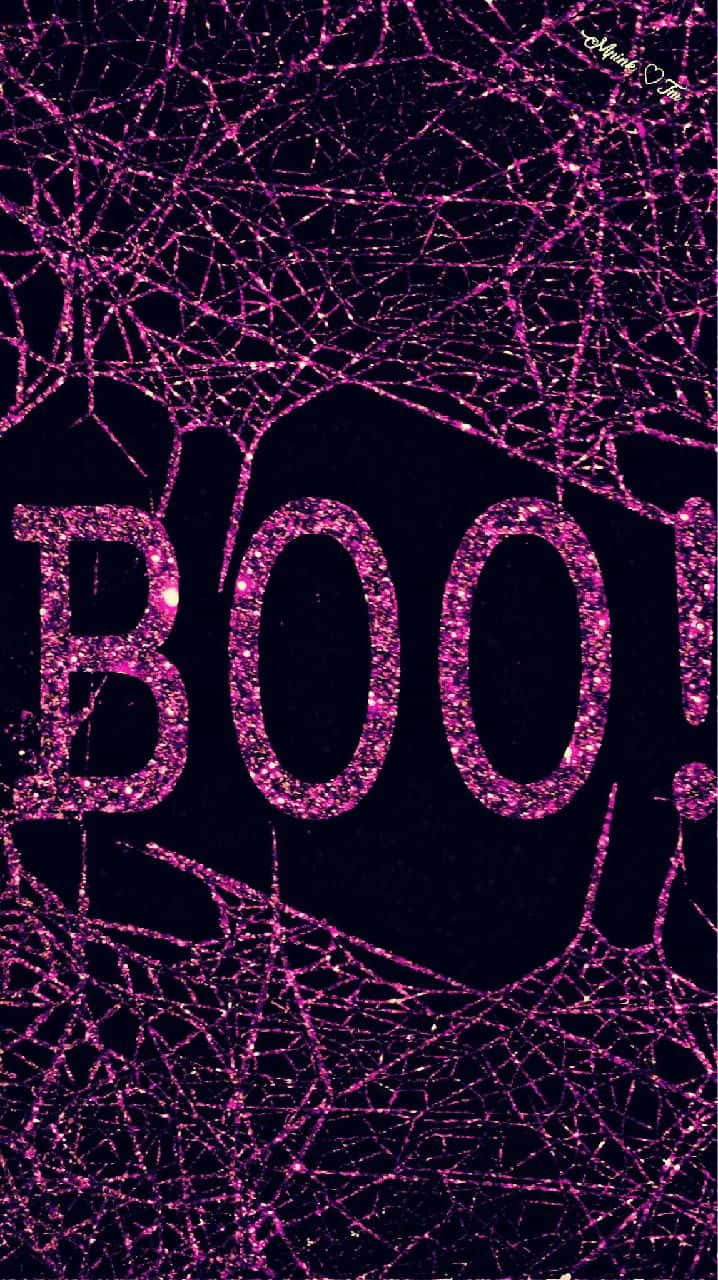 萬聖節動圖 桌布 壁紙 — 在深色背景上，一個閃閃發光的紫色「BOO！」文字透過碎裂玻璃效果呈現。