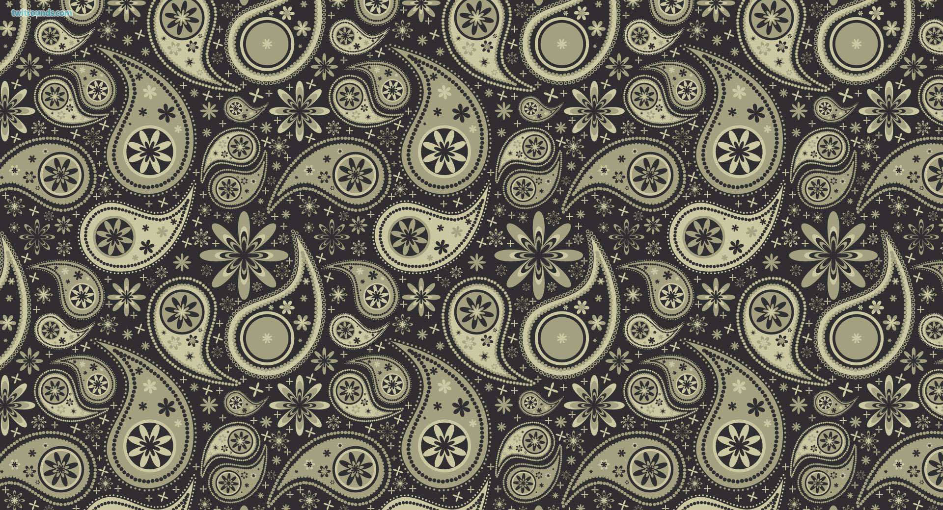 Paisley 桌布 壁紙 — 在深色背景上，以米色和黑色組成的複雜重複佩斯利圖案，帶有花卉點綴。