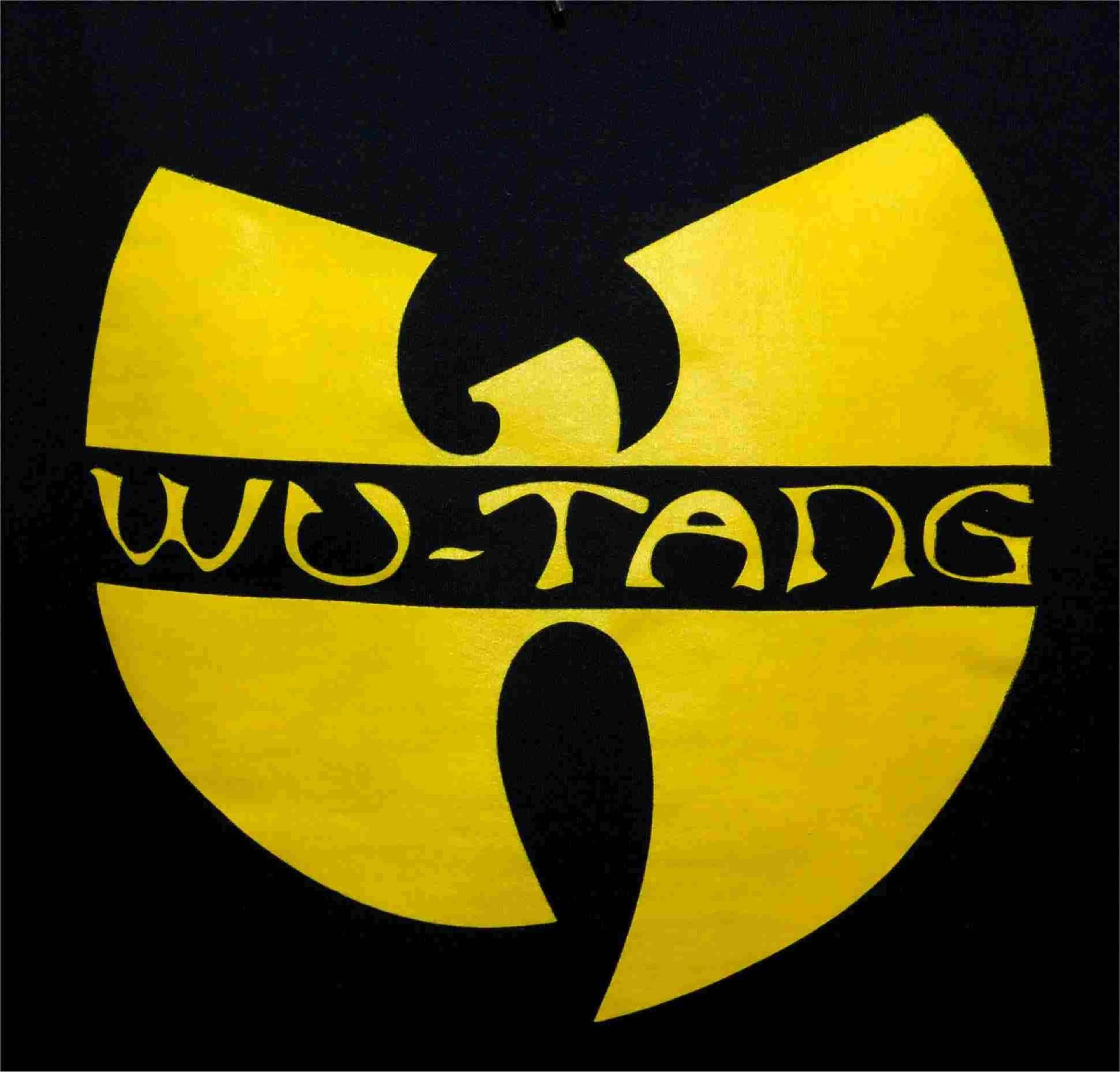 hiphop 桌布 壁紙 — 在深色背景上，大膽的黃色Wu-Tang Clan標誌，帶有黑色風格化文字和徽章。