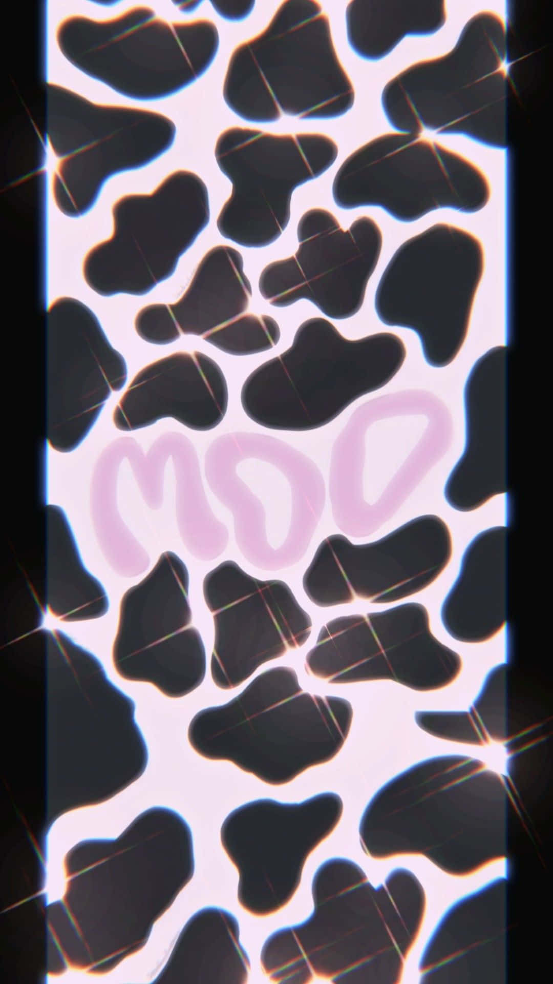 iPhone 桌布 壁紙 — 在深色背景上，帶有粉紅色「MOO」文字和鏡頭光暈效果的發光乳牛圖案。