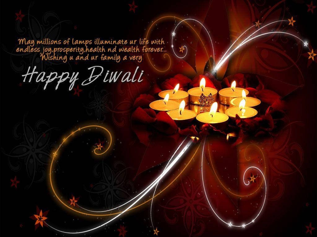 Happy Diwali 桌布 壁紙 — 在深色背景上，紅玫瑰中閃爍的排燈節蠟燭，伴隨著旋轉的光跡和節日文字。