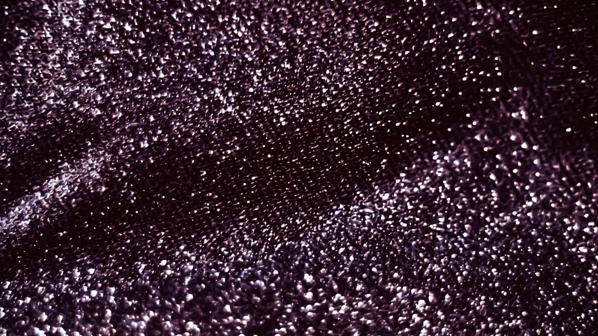 Purple Sparkle 桌布 壁紙 — 在深色背景上，閃爍紫色亮粉的特寫，帶有銀色亮點。