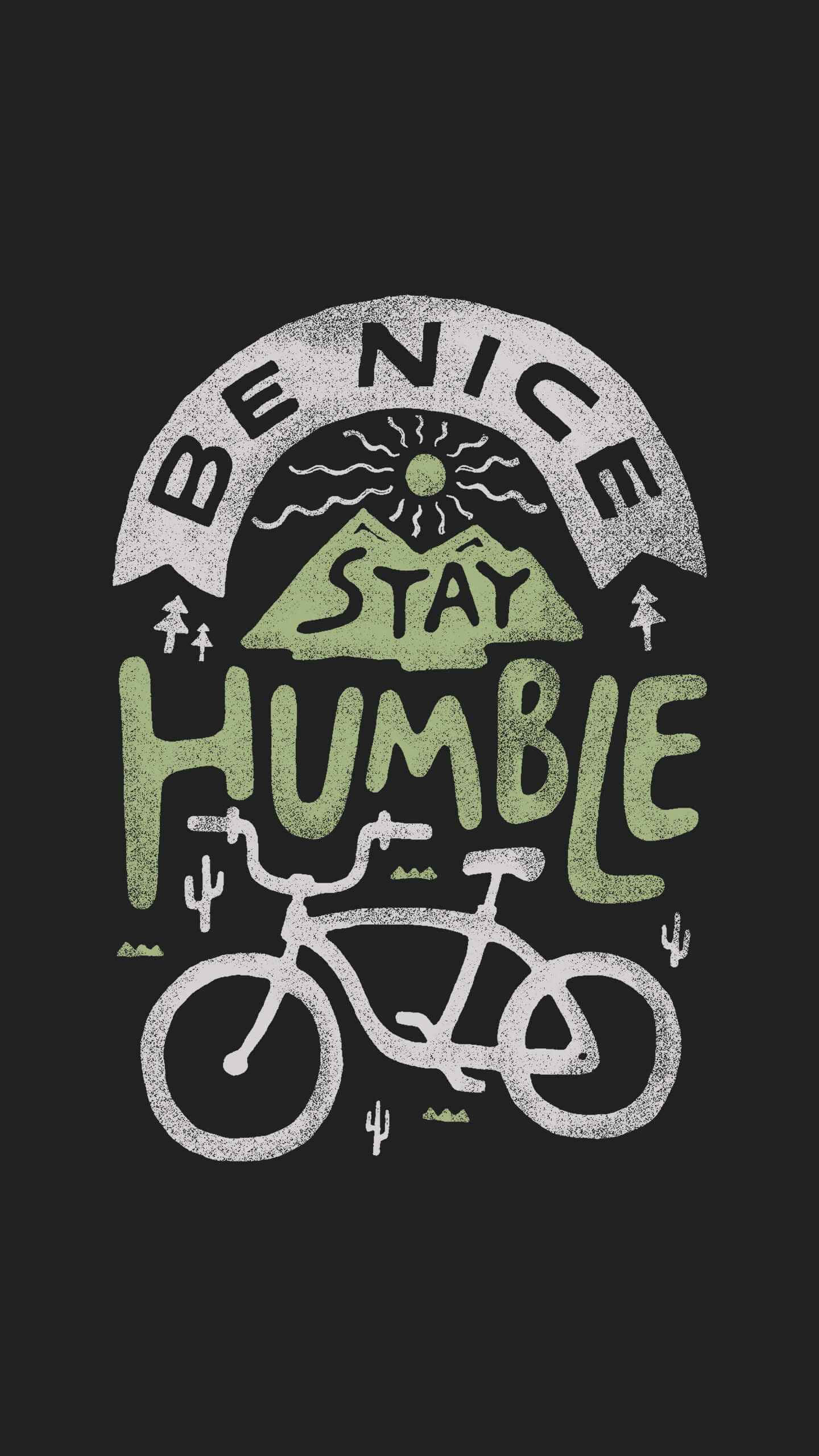 Be Kind 桌布 壁紙 — 在深色背景上的粉筆風格插圖，展示一輛自行車在「BE NICE STAY HUMBLE」字樣下方，並帶有山脈和太陽圖案。