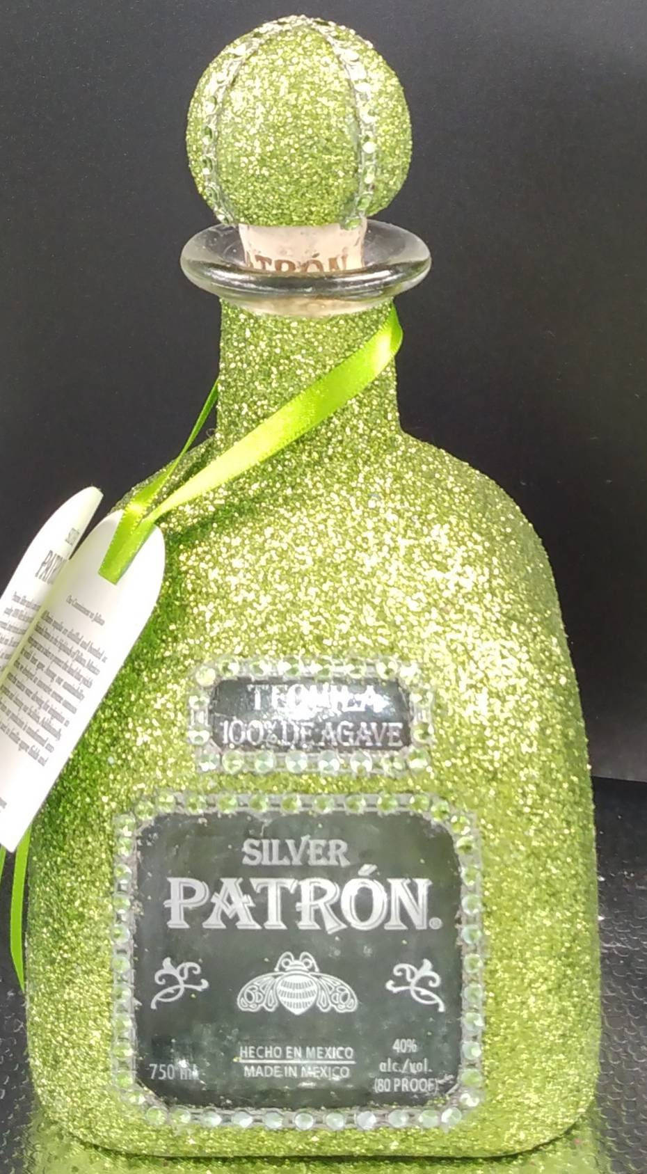bottle 桌布 壁紙 — 在深色背景下，一個閃閃發光的萊姆綠色 Patron Silver 龍舌蘭酒瓶，配有相配的閃亮瓶塞和綠色絲帶。
