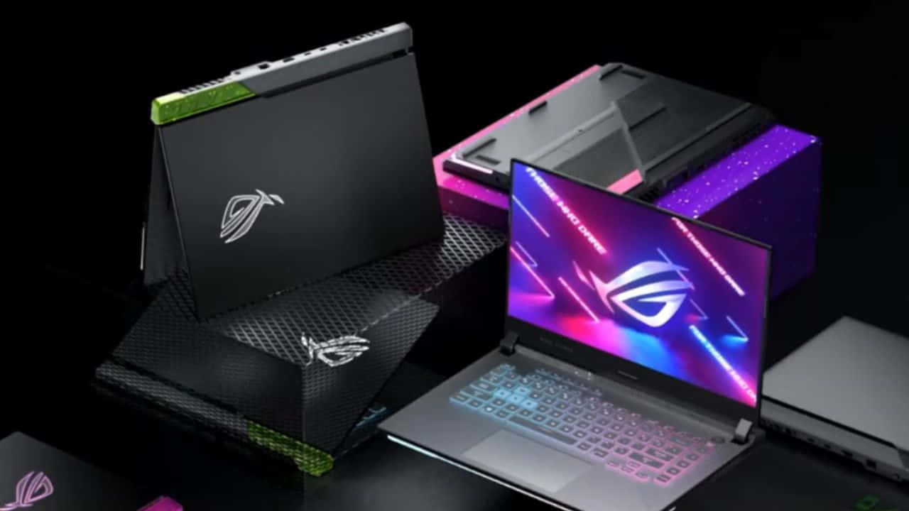 華碩 ROG 桌布 壁紙 — 在深色背景下展示的遊戲筆記型電腦，配備發光RGB鍵盤和鮮豔螢幕。