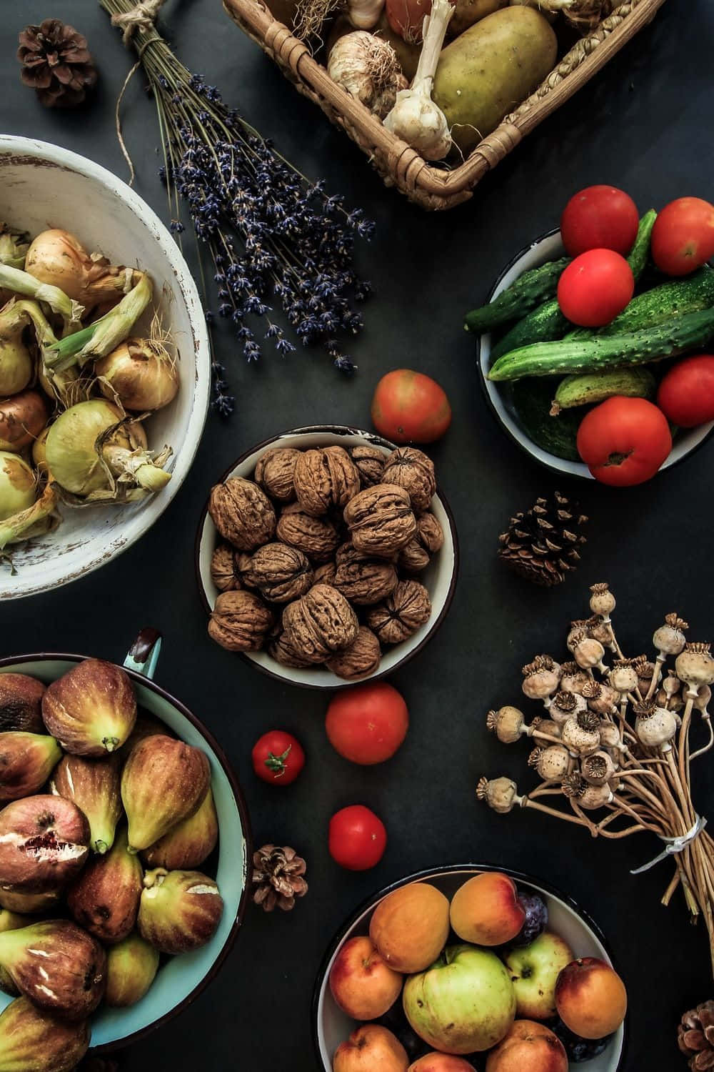 Vegetables 桌布 壁紙 — 在深色表面上，碗中擺放新鮮農產品和乾燥植物的鄉村風格靜物。
