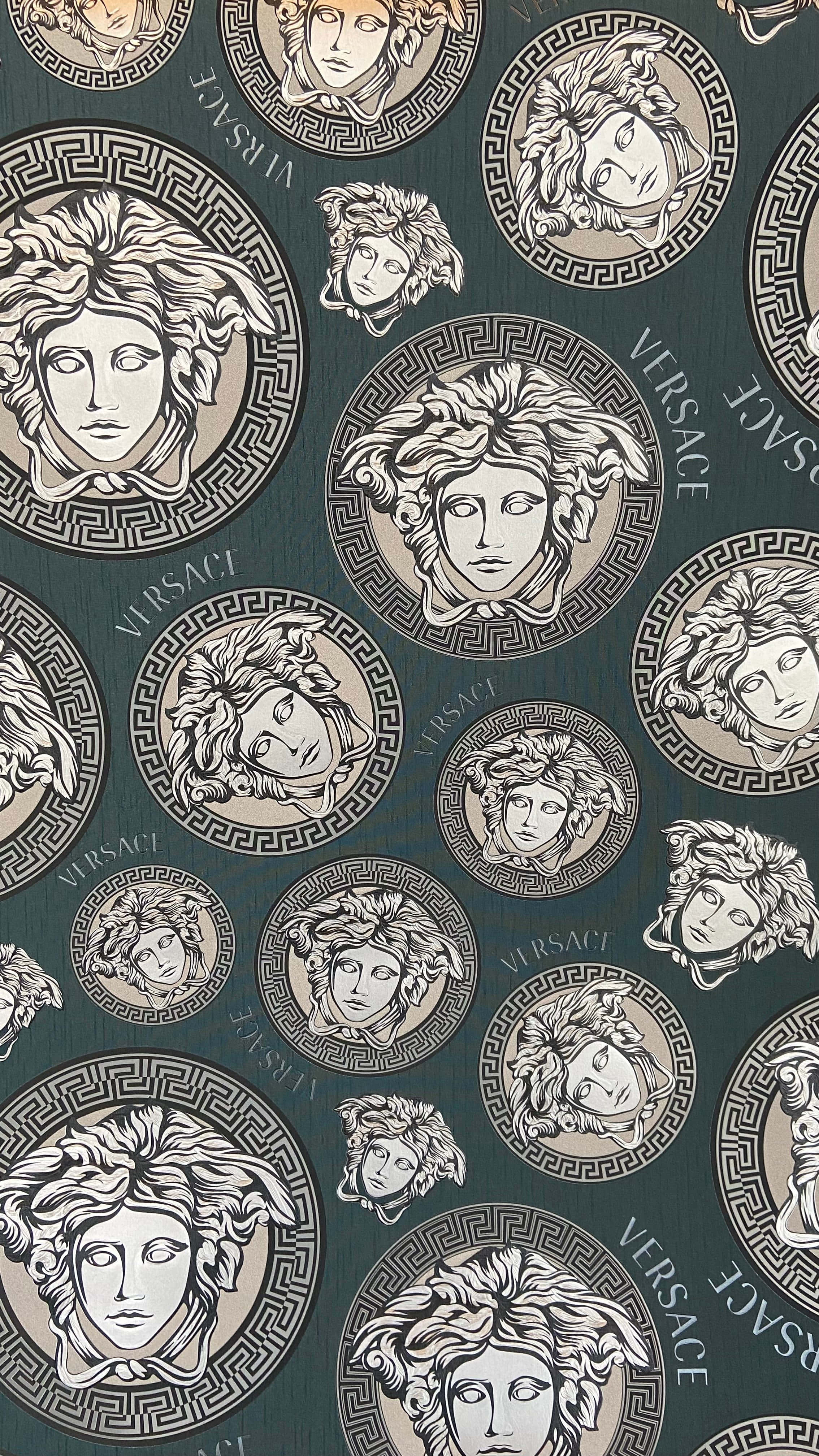versace 桌布 壁紙 — 在深藍綠色背景上重複出現的奶油色和金色美杜莎頭像圖案，配以希臘鑰匙邊框和 Versace 文字。