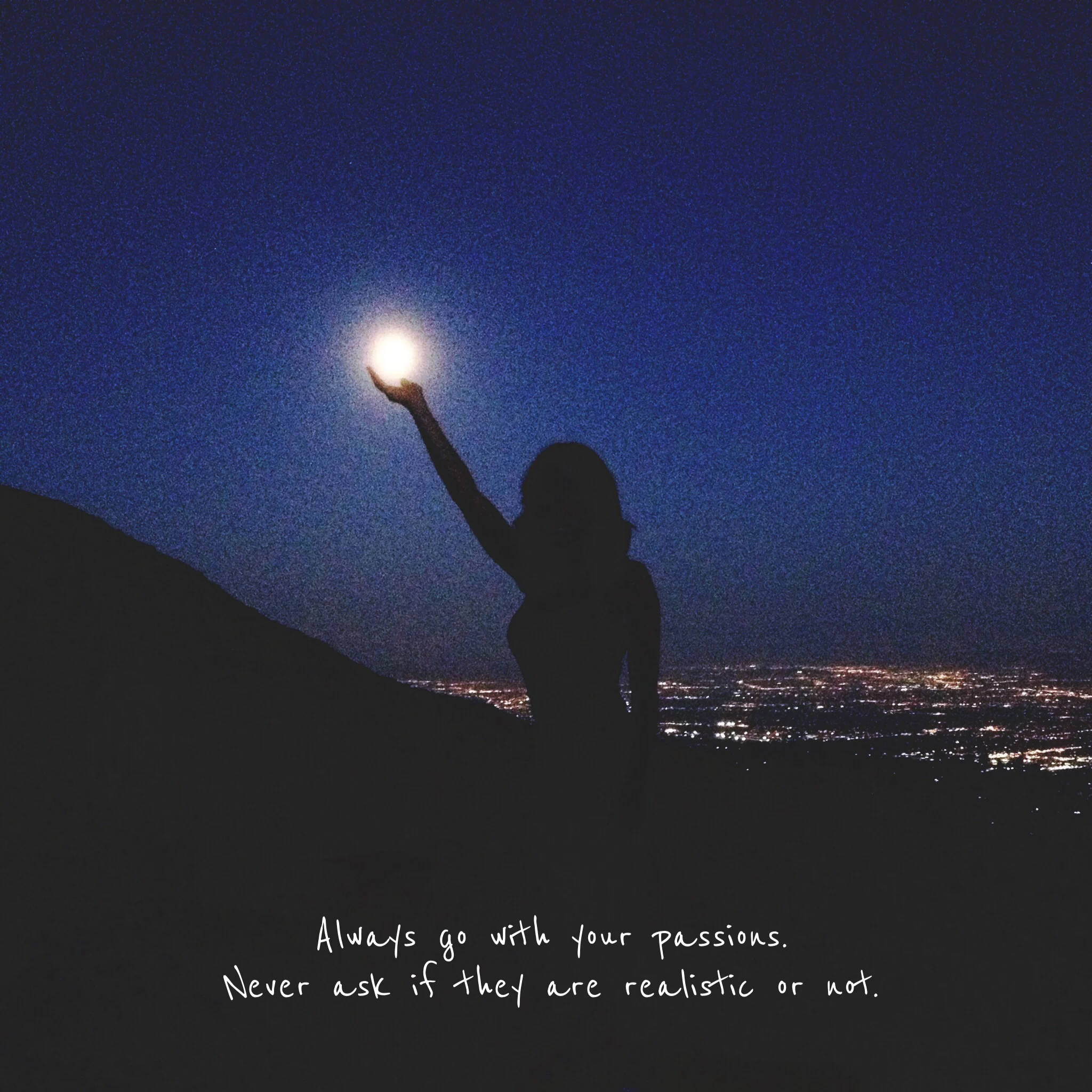 moon quotes 桌布 壁紙 — 在深藍色夜空下，一個人手持發光球體於城市天際線上的剪影。