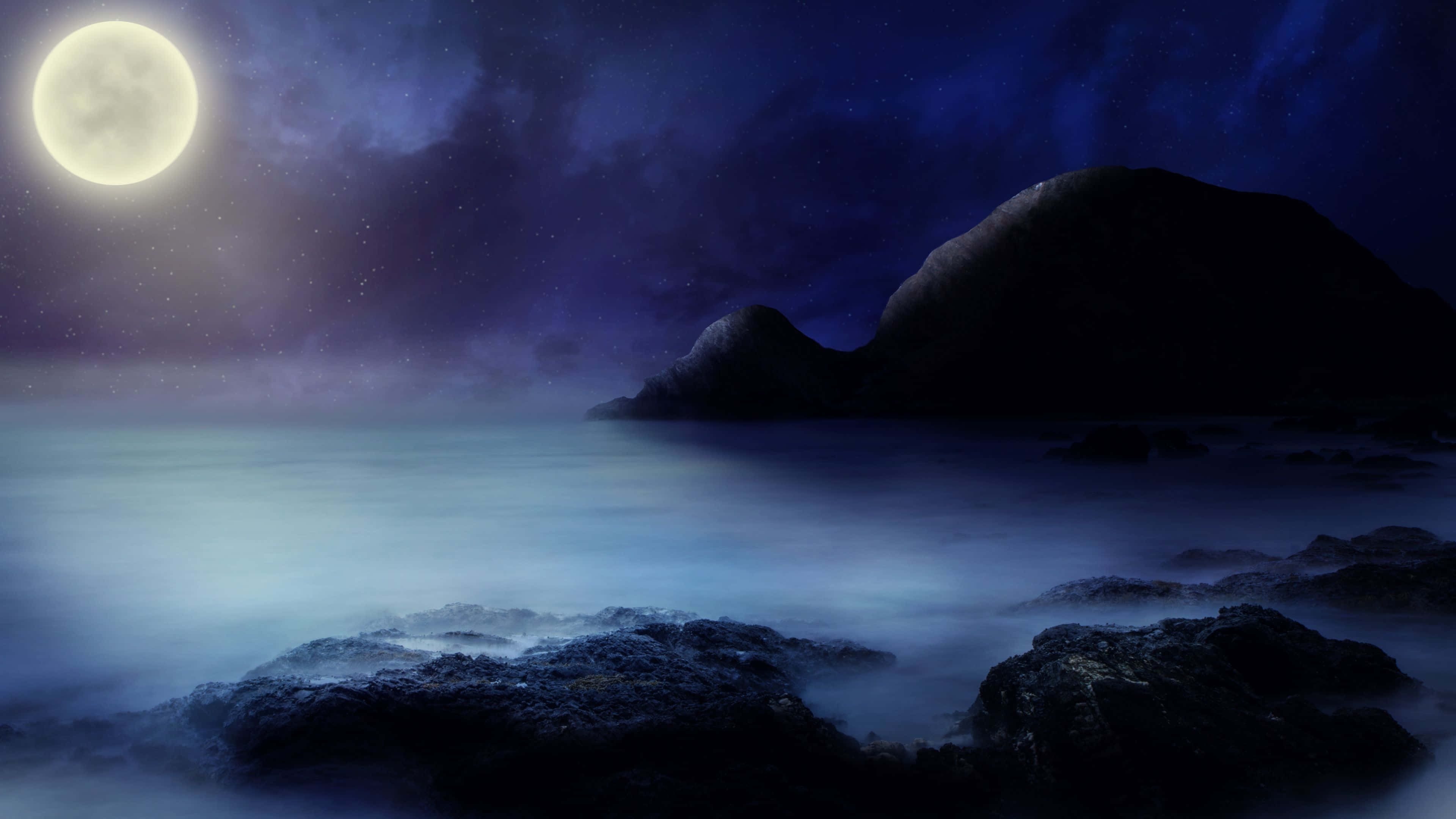 full moon 桌布 壁紙 — 在深藍色夜空下，一個寧靜的月光海岸場景，閃爍的滿月星星和霧氣繚繞的岩石。