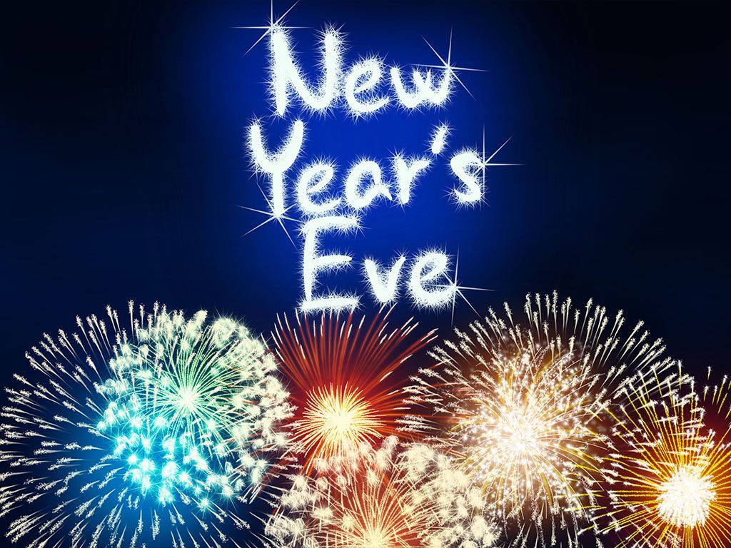 Happy New Year 2021 桌布 壁紙 — 在深藍色夜空下，閃爍的「除夕」文字下方綻放著鮮豔的煙火。
