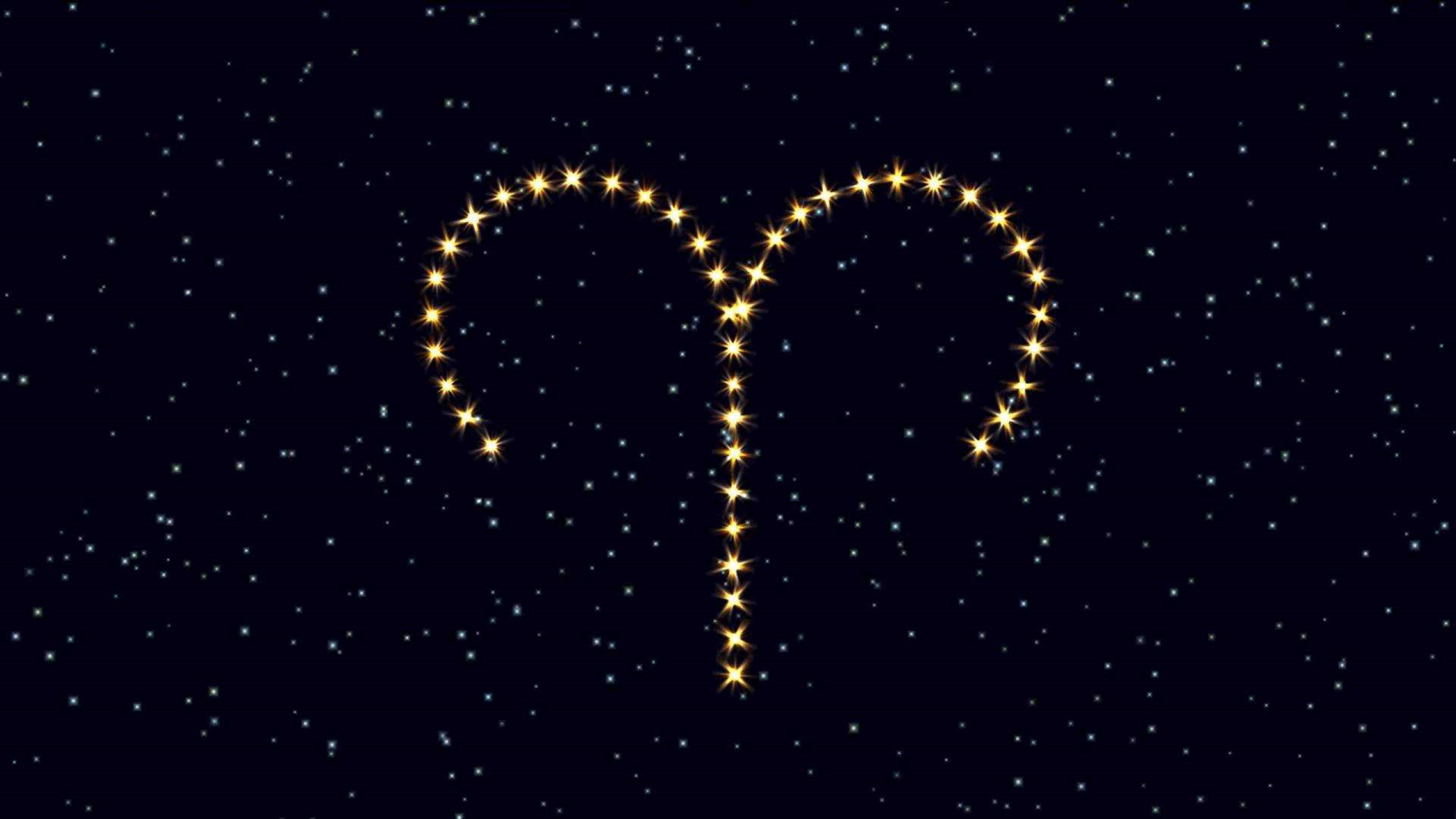 zodiac 桌布 壁紙 — 在深藍色夜空中，閃爍的星星勾勒出一個發光的金色白羊座星座。