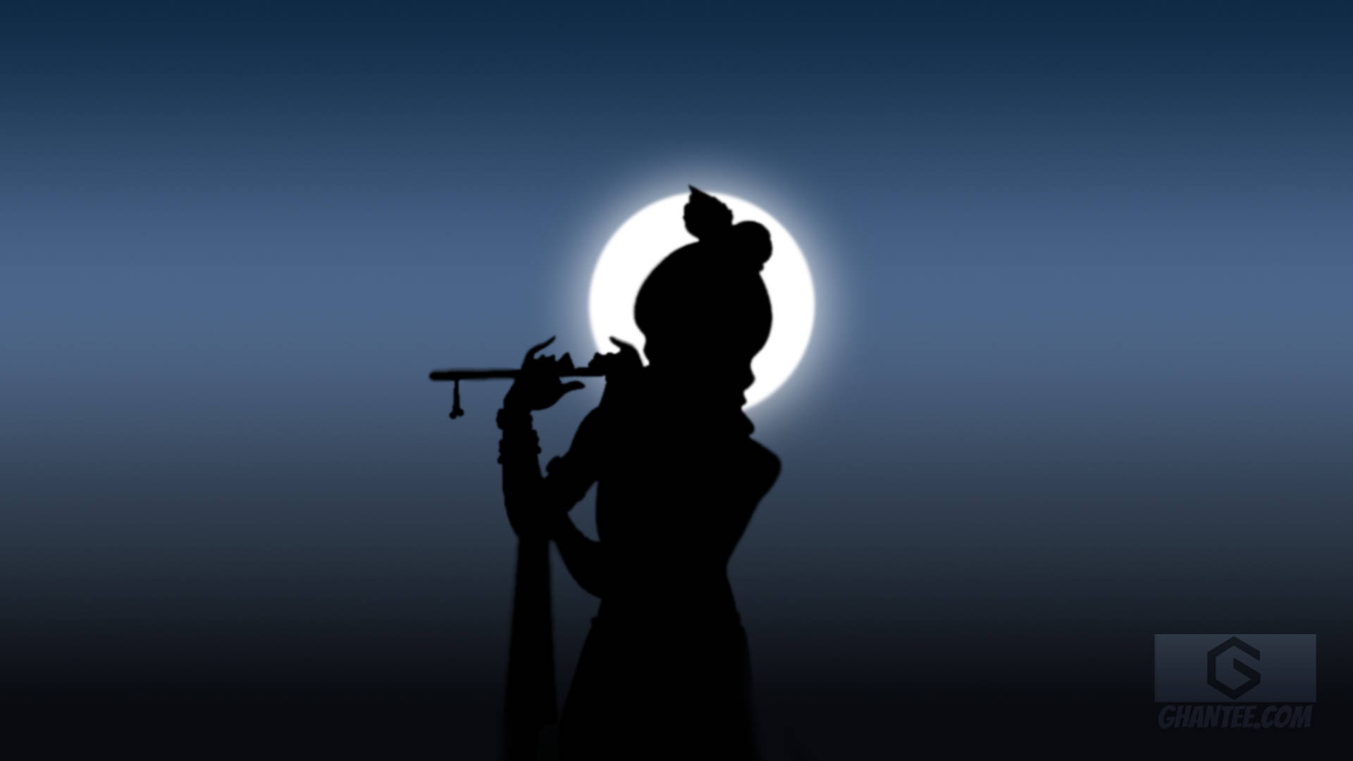 Krishna Desktop 桌布 壁紙 — 在深藍色夜空中的發光滿月背景下，長笛演奏者的剪影。