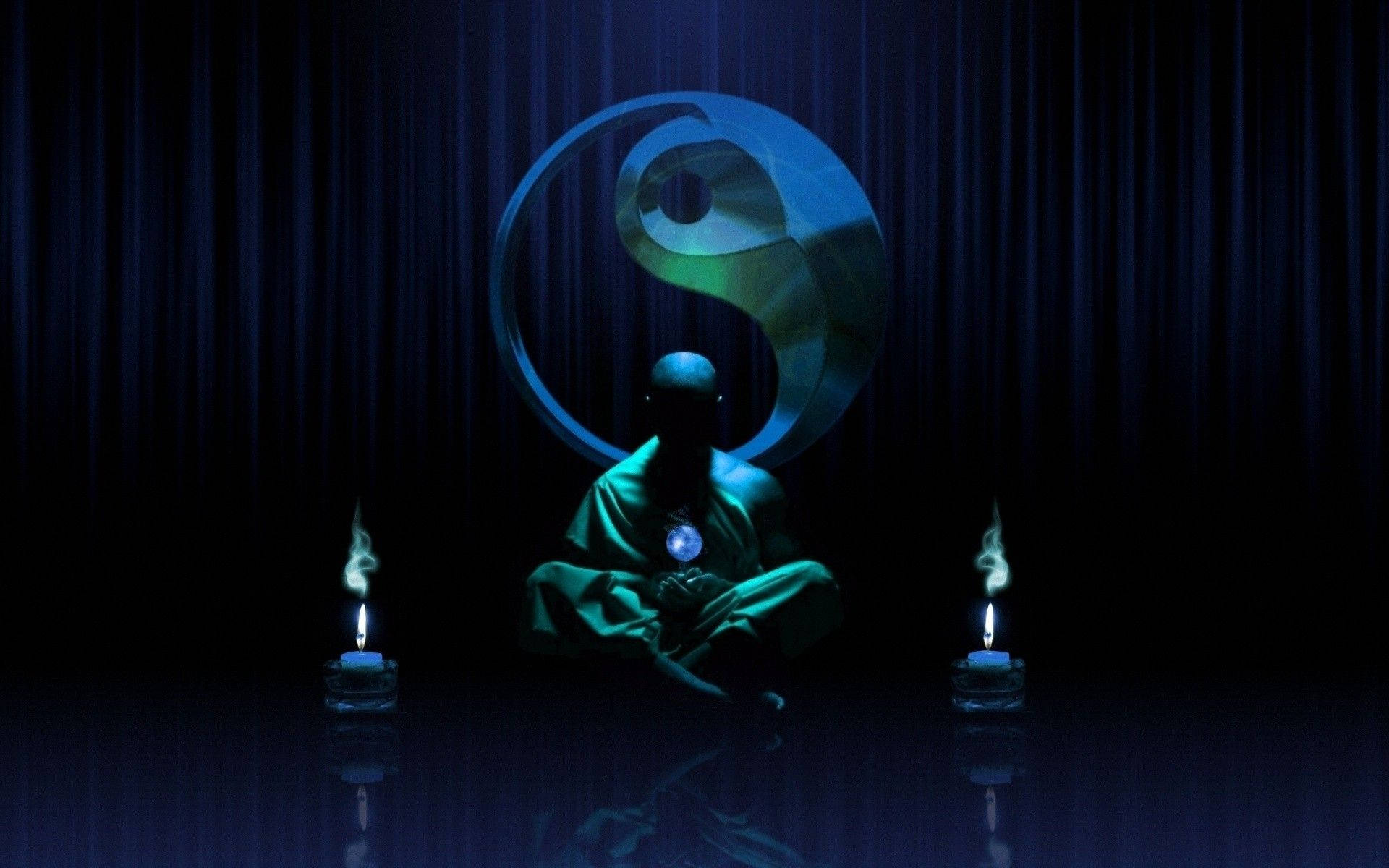 忍者 桌布 壁紙 — 在深藍色布幔房間中，一個剪影在發光的陰陽符號下冥想，兩側各有一根蠟燭。