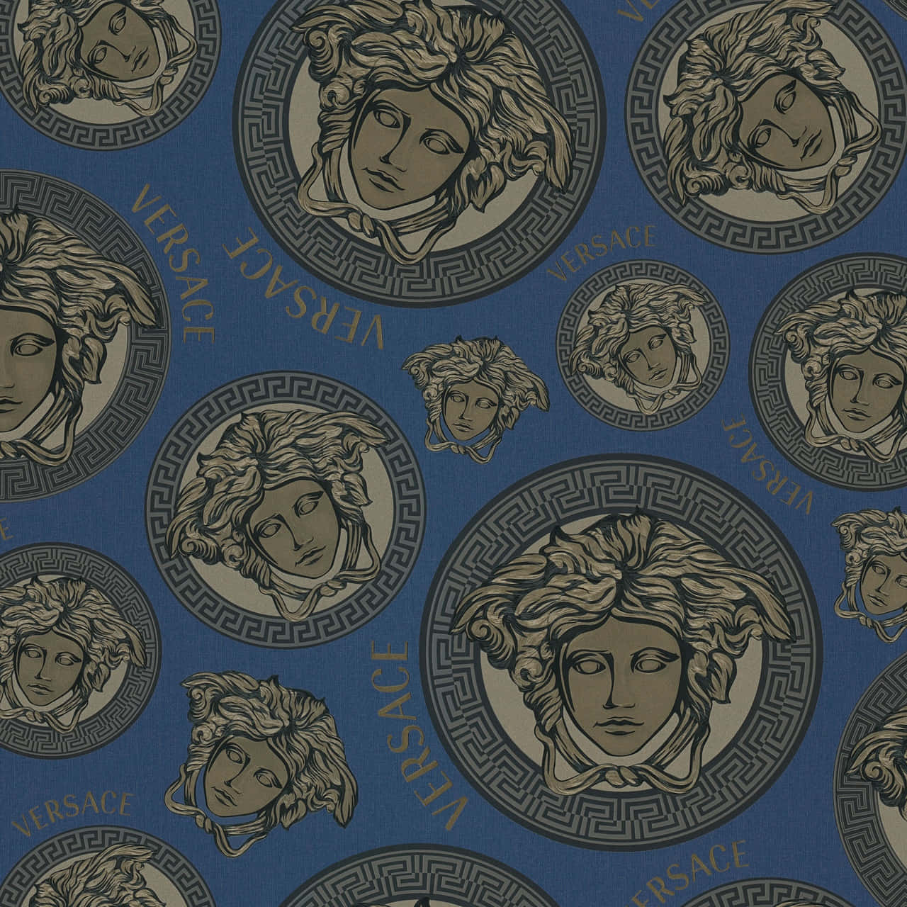 Versace 美杜莎頭像圖案，藍色布料上帶有金色希臘鑰匙邊框。 — Valorant Logo 壁紙