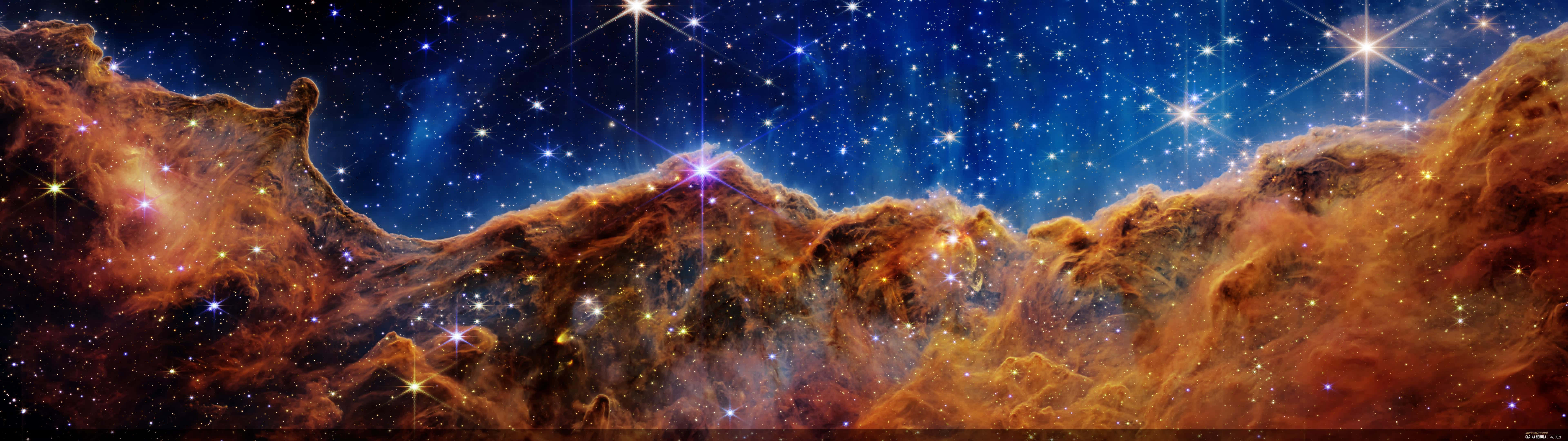Telescope 桌布 壁紙 — 在深藍色星場背景下，發光的橙色星雲和閃爍的星星構成令人嘆為觀止的宇宙景觀。