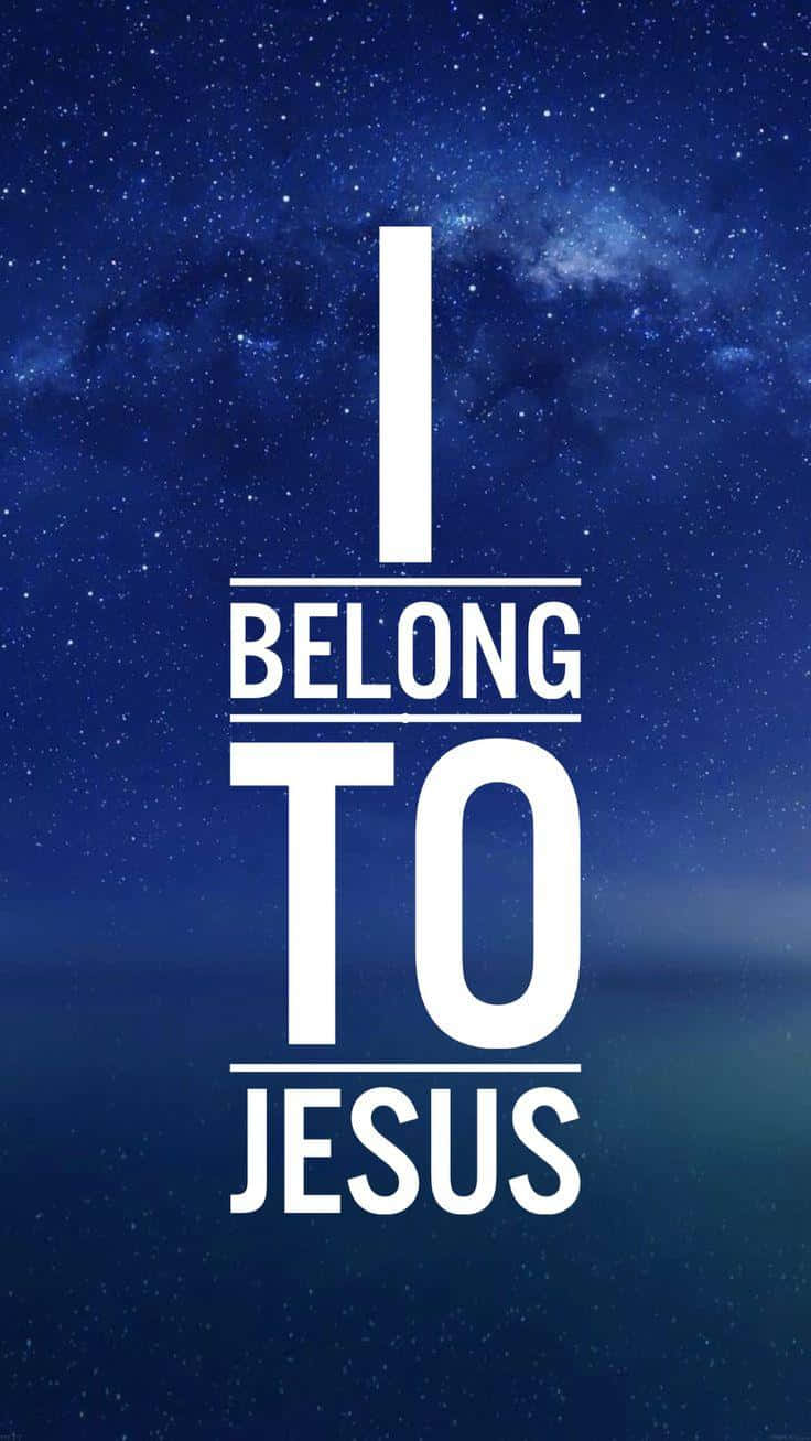 Jesus Name 桌布 壁紙 — 在深藍色星空（可見銀河）背景下，粗體白色文字宣告「我屬於耶穌」。