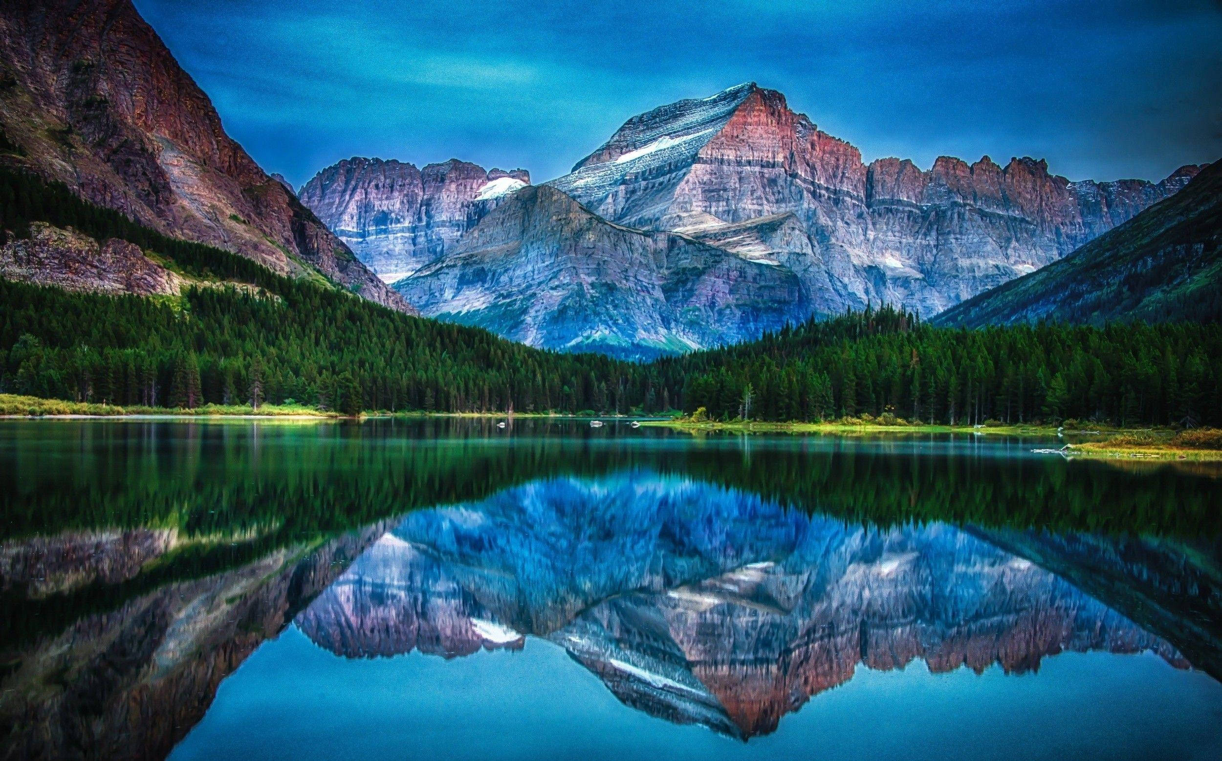 Beautiful Lake 桌布 壁紙 — 在深藍色暮色天空下，寧靜的山湖完美地映照出高聳的山峰。