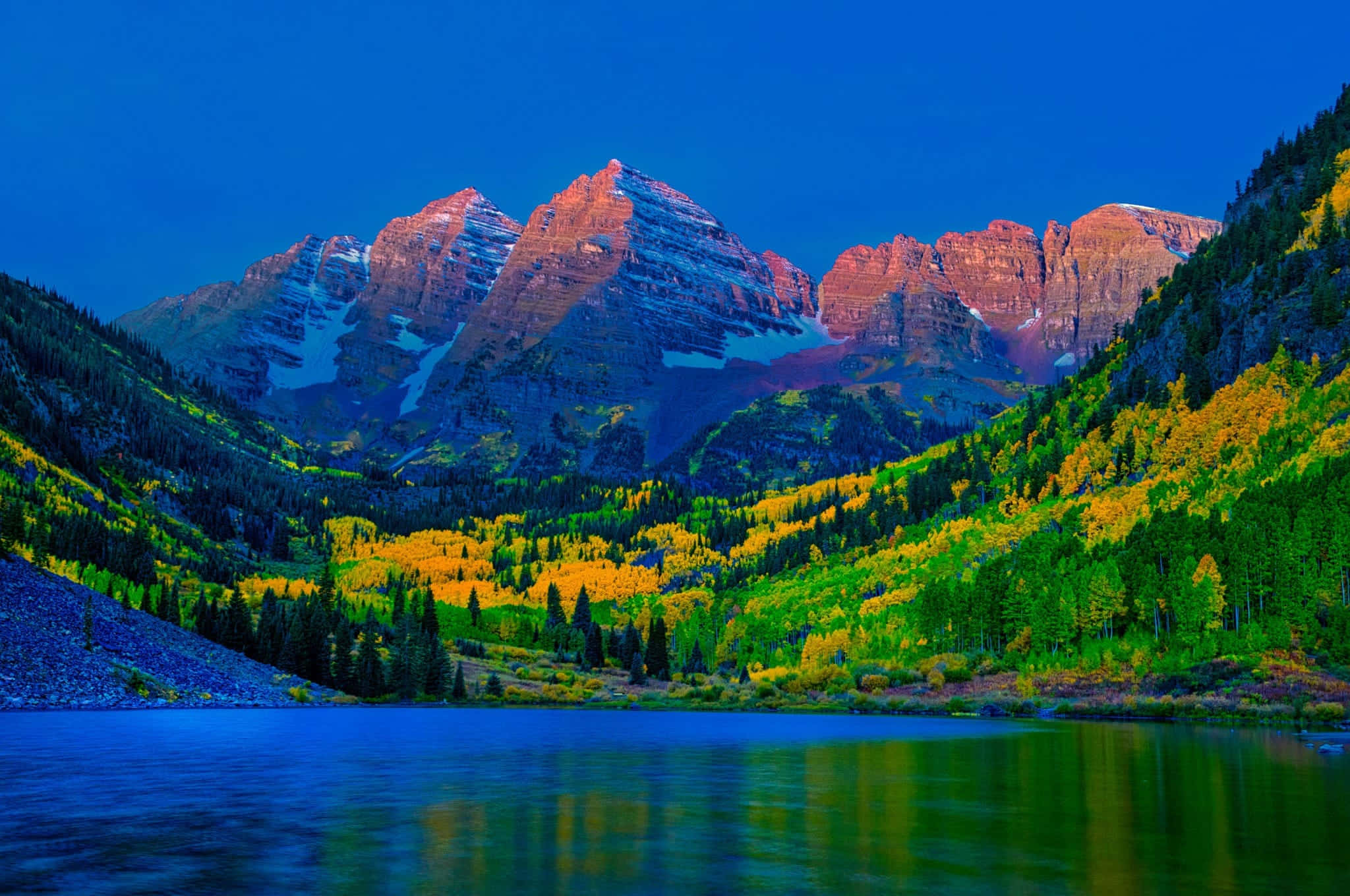 Aspen Colorado 桌布 壁紙 — 在深藍色暮色天空下，寧靜的山間湖泊映照出鮮豔的秋樹和積雪的山峰。