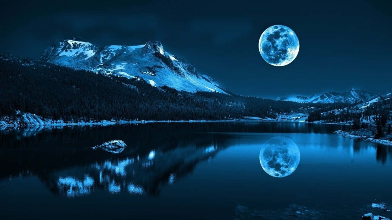 1366x768 桌布 壁紙 — 在深藍色的夜空下，寧靜的月光湖面反射出巨大的發光月亮和積雪覆蓋的山脈。