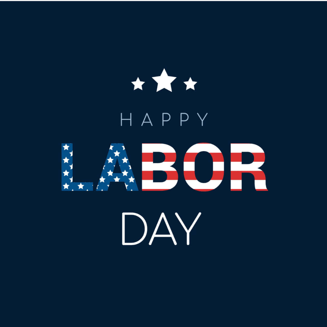 勞動節 桌布 壁紙 — 在深藍色背景上，以愛國星條紋呈現粗體「HAPPY LABOR DAY」文字。