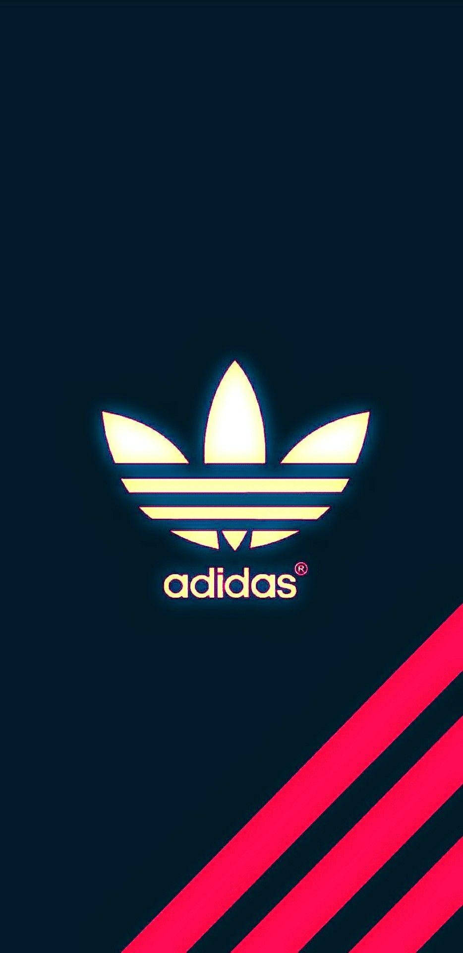 愛迪達 桌布 壁紙 — 在深藍色背景上，帶有紅色條紋的金色發光 adidas 三葉草標誌。