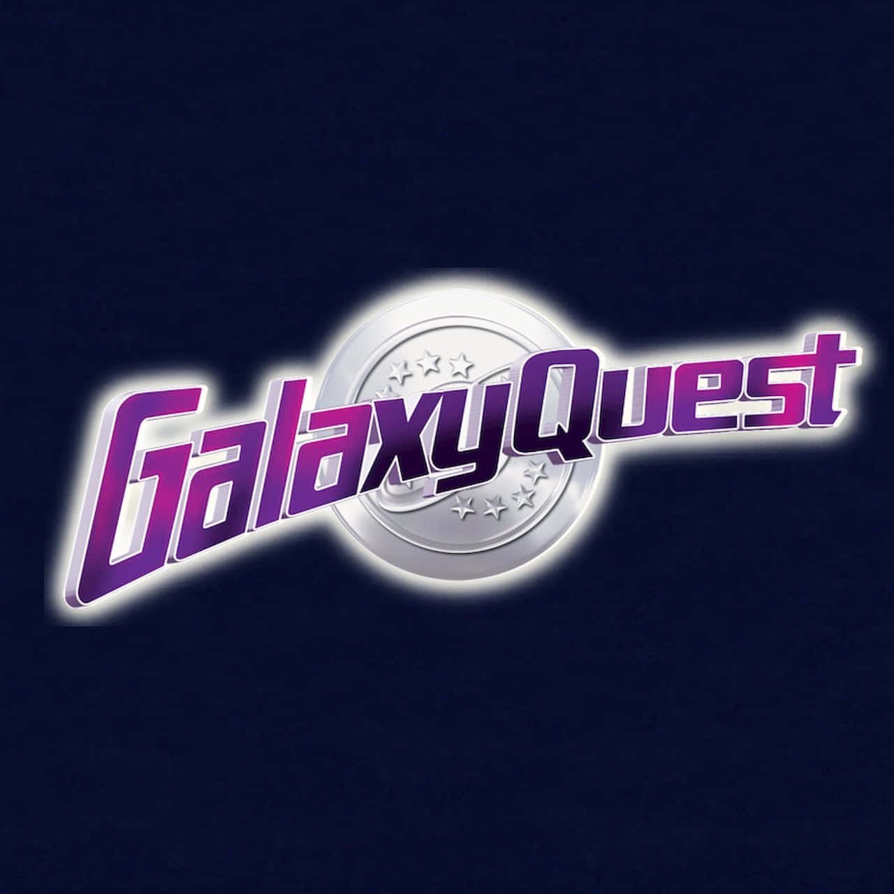 Galaxy Quest 桌布 壁紙 — 在深藍色背景上，帶有銀色星星標誌的大膽紫色發光 'Galaxy Quest' 標誌。