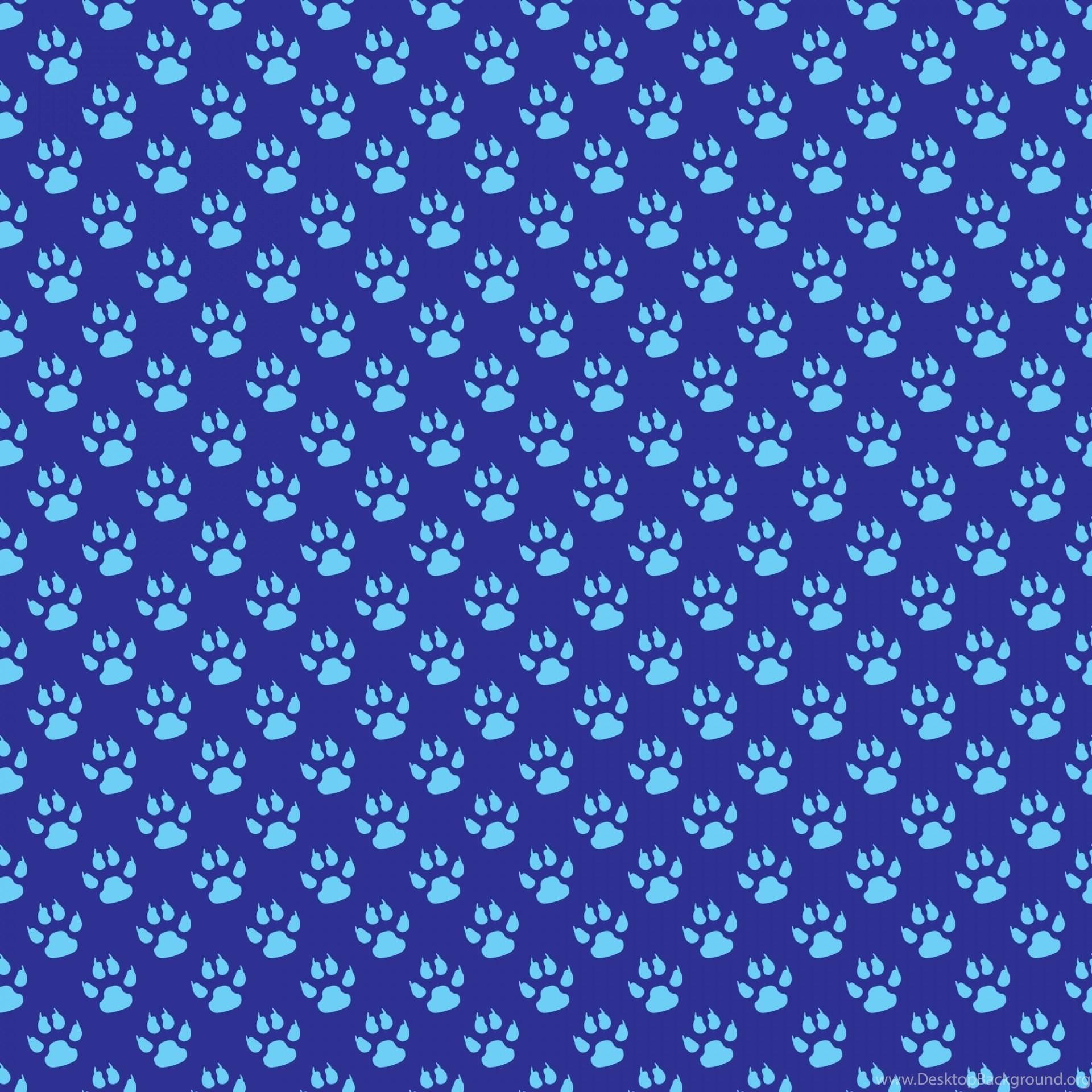 Print 桌布 壁紙 — 在深藍色背景上重複的淺藍色腳印圖案。