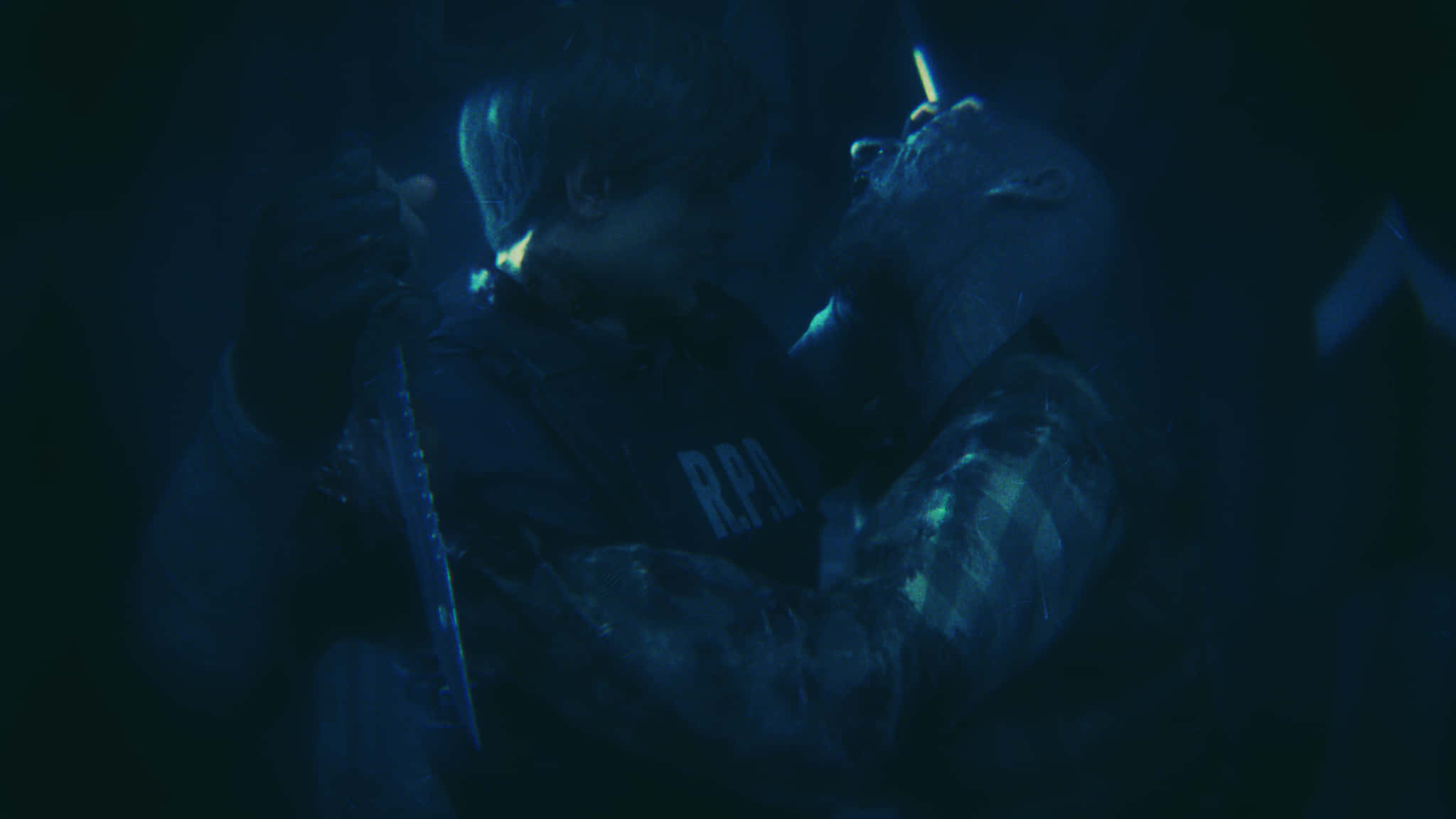 Resident Evil 2 桌布 壁紙 — 在深藍色陰影中，一名身穿RPD外套的角色持刀對抗怪物，場面緊張。