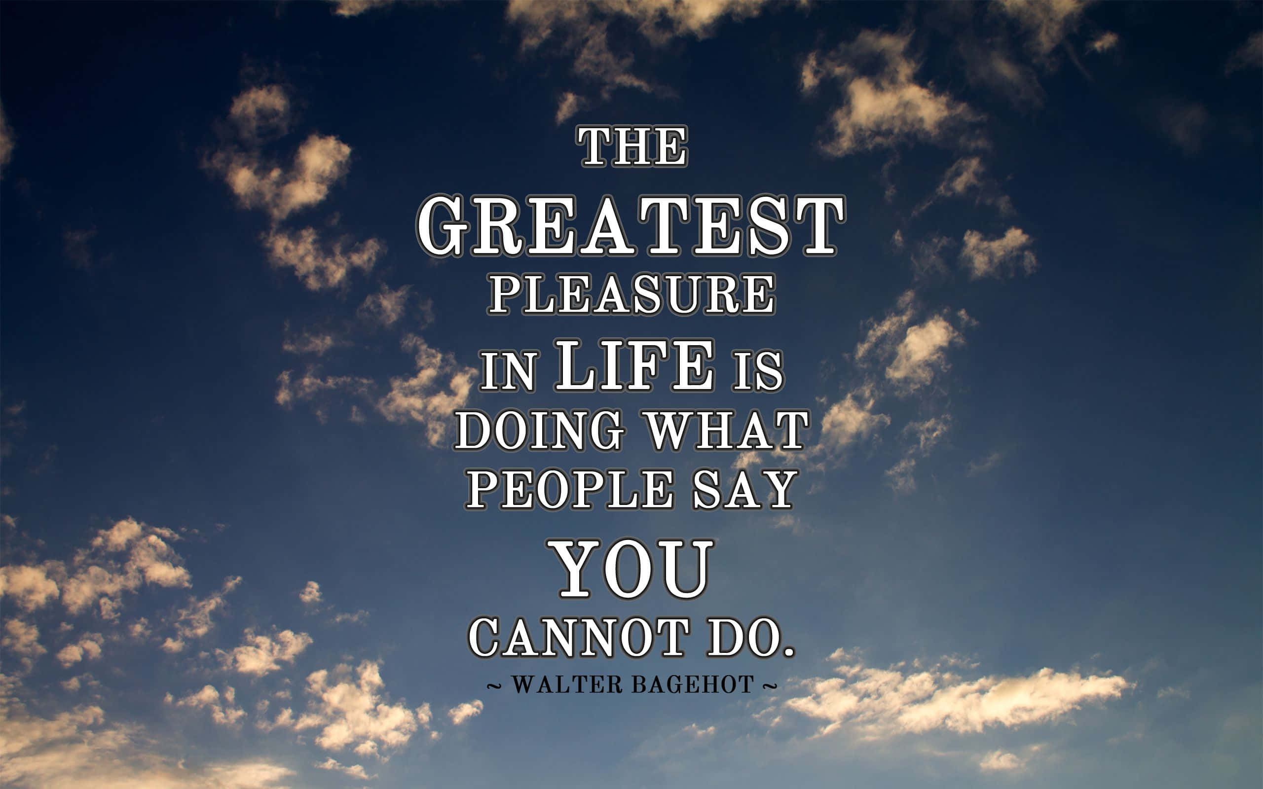 Good Quotes 桌布 壁紙 — 在深藍色黃昏背景下，金色雲朵的戲劇性天空上疊加了一句勵志名言。