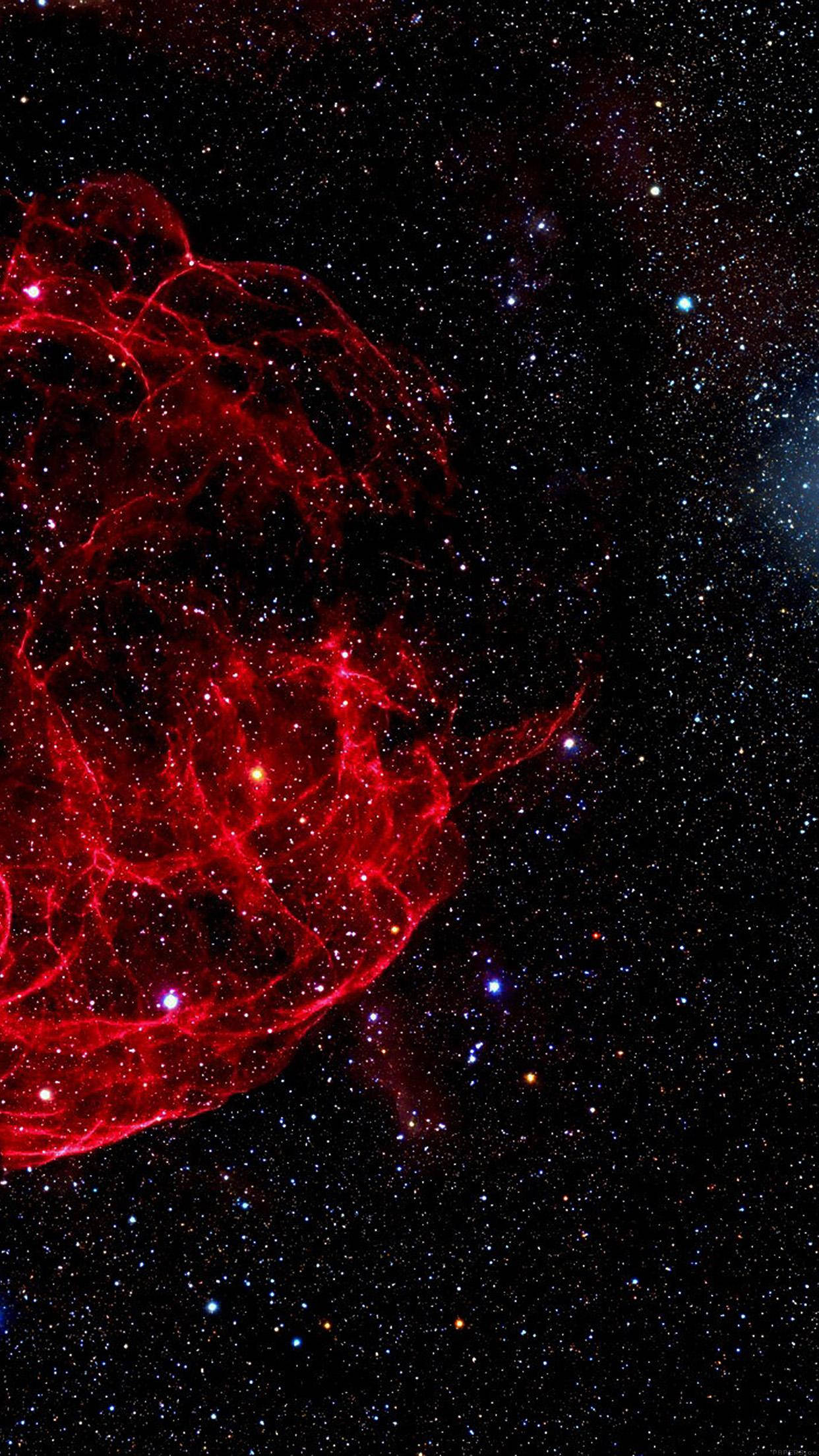 銀河 iPhone 桌布 壁紙 — 在深邃的太空中，一個充滿活力的紅色星雲在散佈著藍色和白色星星的星場中旋轉。