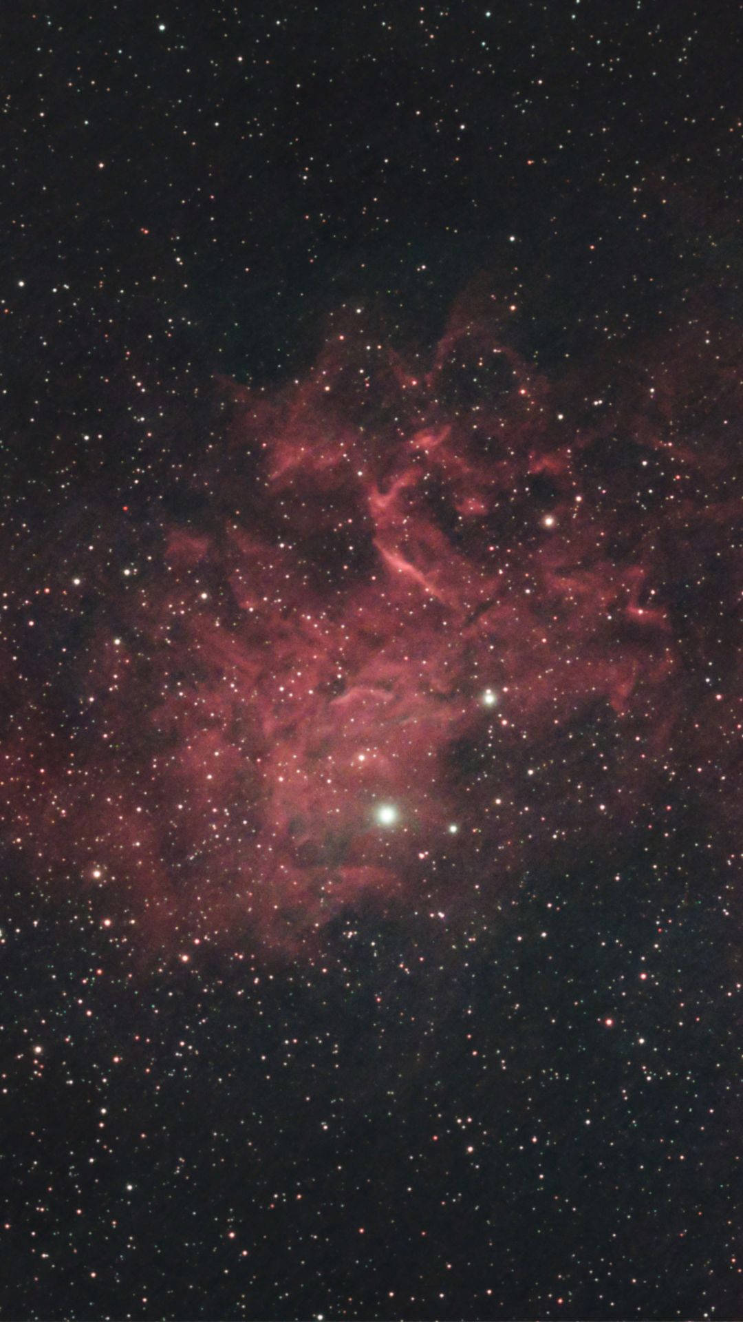 蘋果 桌布 壁紙 — 在深邃的宇宙夜空中，一個充滿活力的紅色星雲在無數星辰間旋轉。