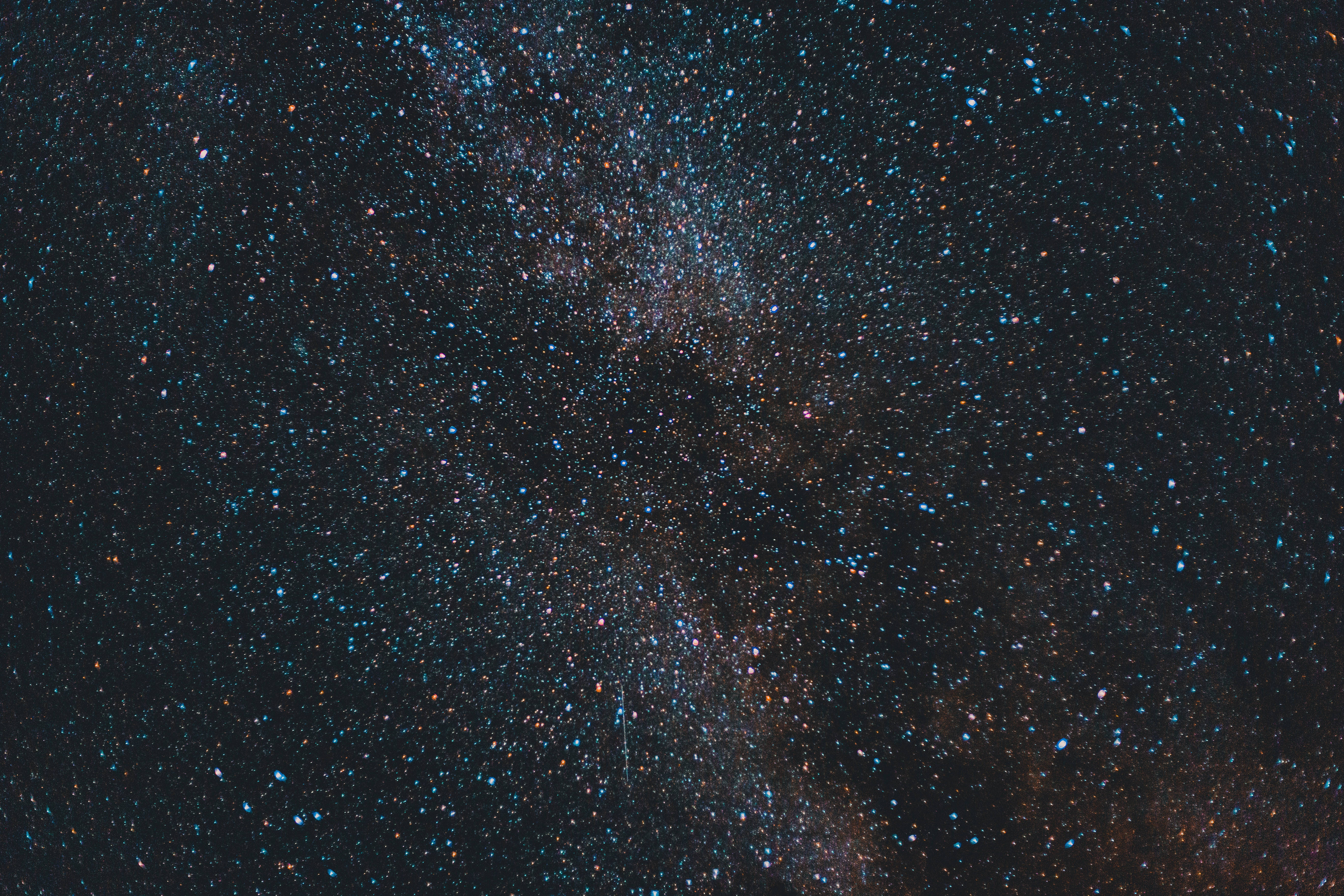 星星動圖 桌布 壁紙 — 在深邃的黑色宇宙天空中，銀河系散發著藍色和橙色星光的壯麗景色。
