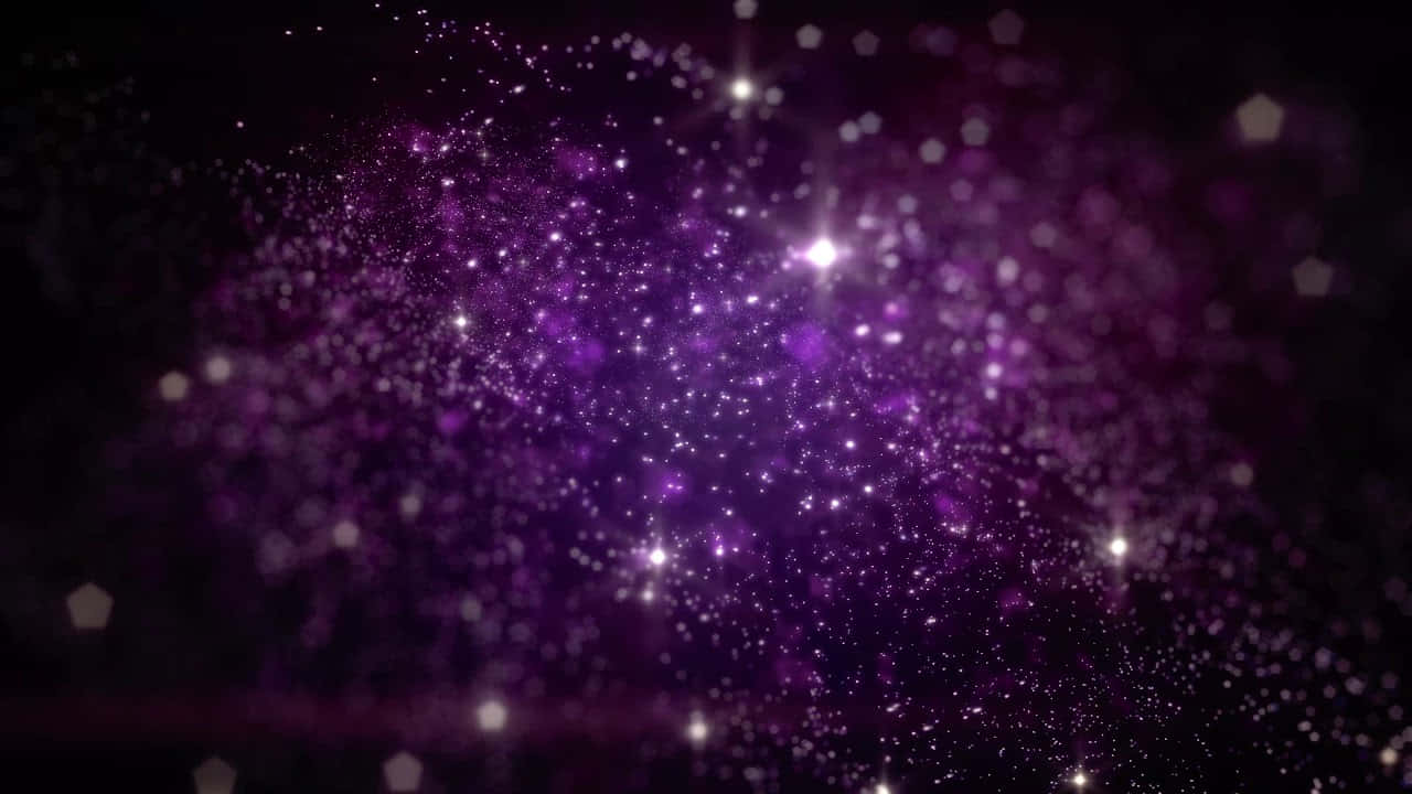 Purple Glitter 桌布 壁紙 — 在深邃的黑色背景上，發光的紫色粒子與明亮的星星形成迷人的瀑布般飄移。