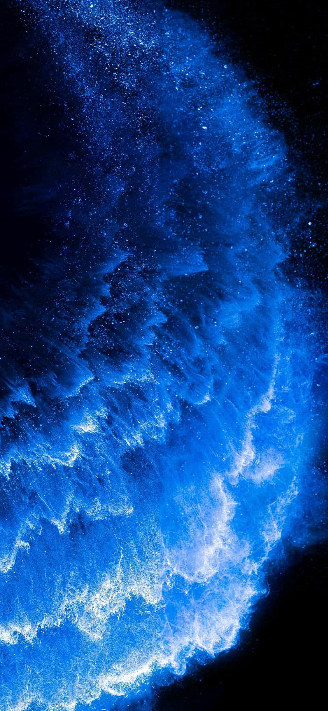 桌布 壁紙 — 在深邃的黑色虛空中，充滿活力的藍色星雲和發光粒子的宇宙爆炸。