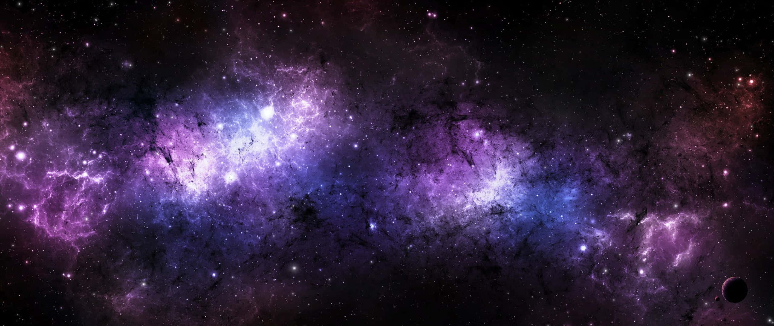 Black And Purple Galaxy 桌布 壁紙 — 在深邃的黑色虛空中，發光的紫色和藍色星雲與無數恆星旋轉的壯麗宇宙景觀。