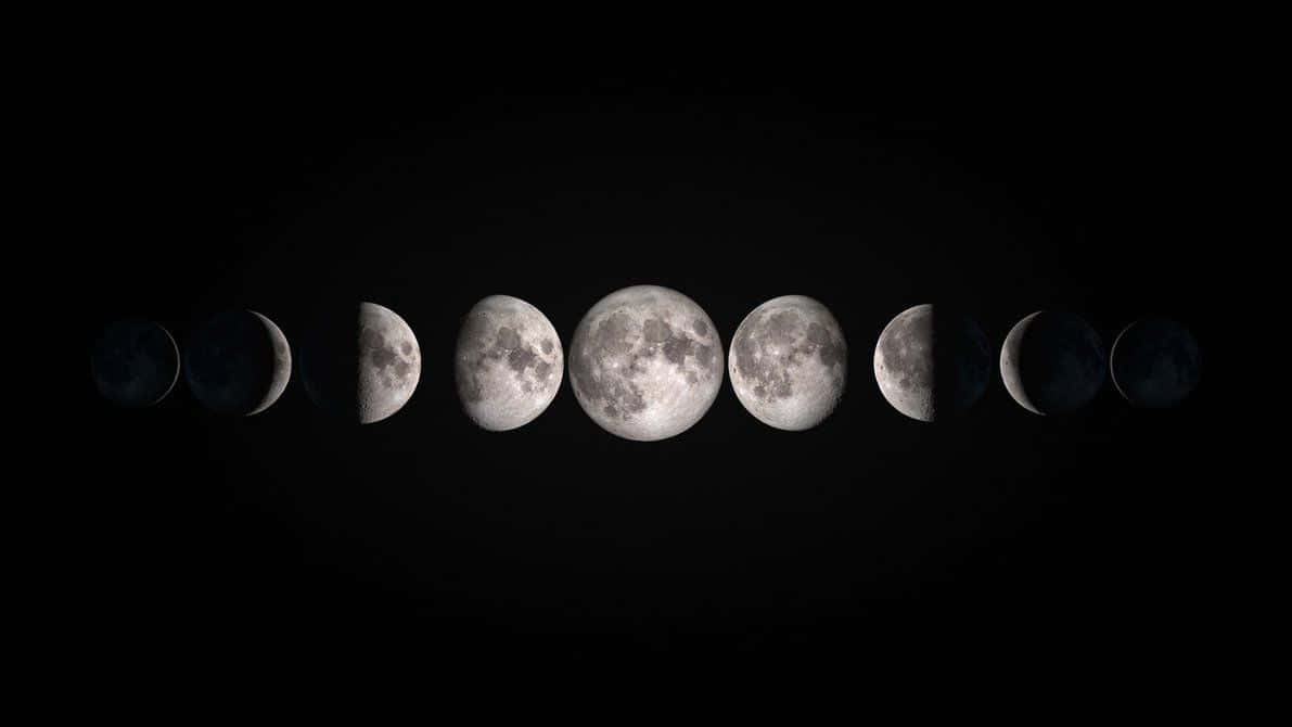Moon Phases 桌布 壁紙 — 在深邃黑色虛空中展示的精確月相序列，展現月亮的週期性變化。