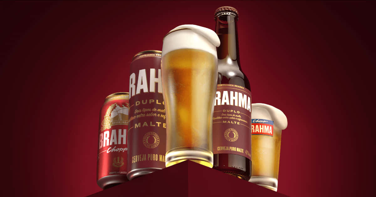 Beer 桌布 壁紙 — 在深酒紅色背景上，紅色底座上擺放著 Brahma 啤酒罐、瓶子和帶有泡沫的杯子，呈現出充滿活力的展示。
