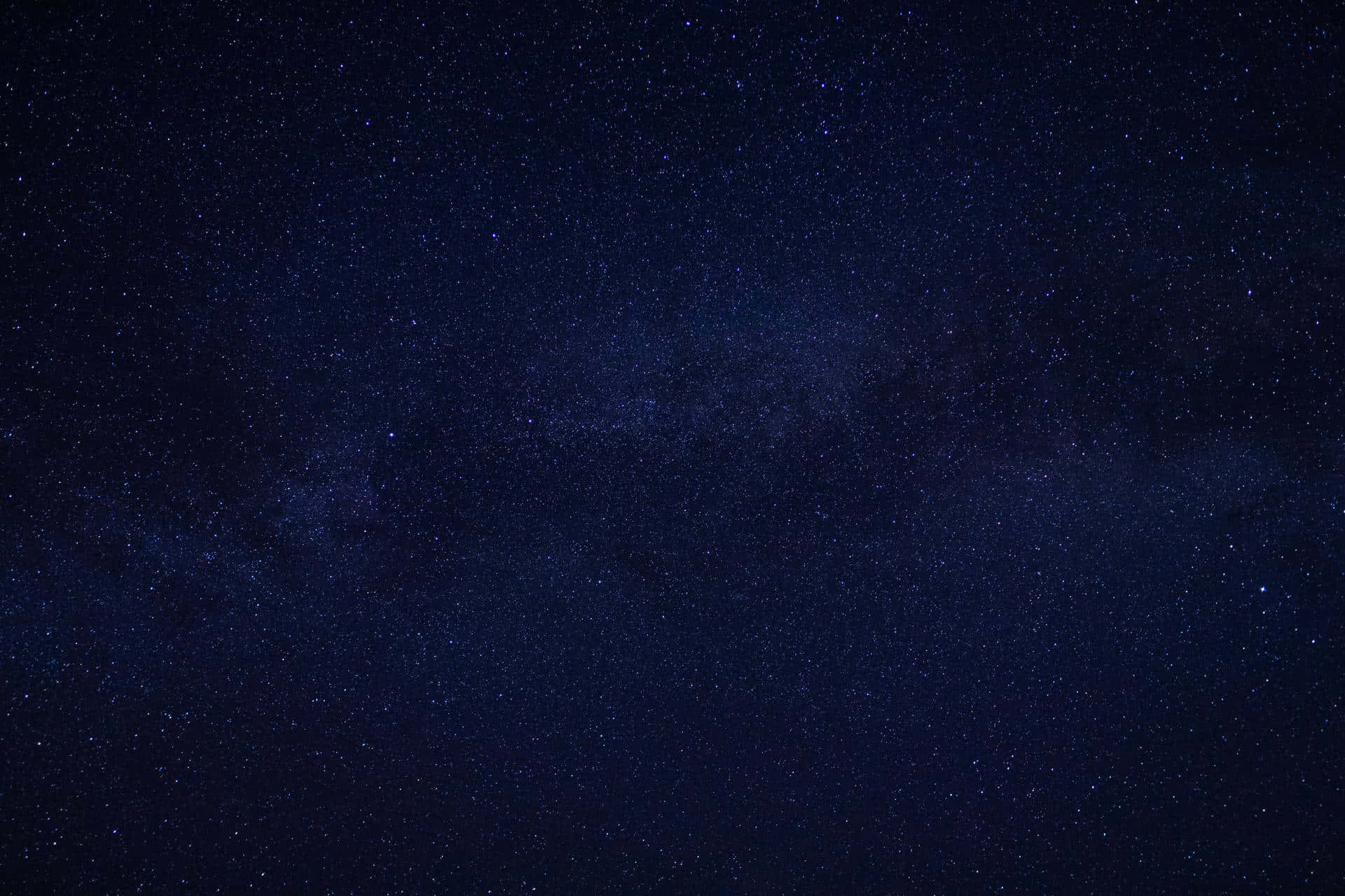 Starry Sky 桌布 壁紙 — 在深靛藍色夜空下，銀河系閃爍著無數星辰的壯麗景色。