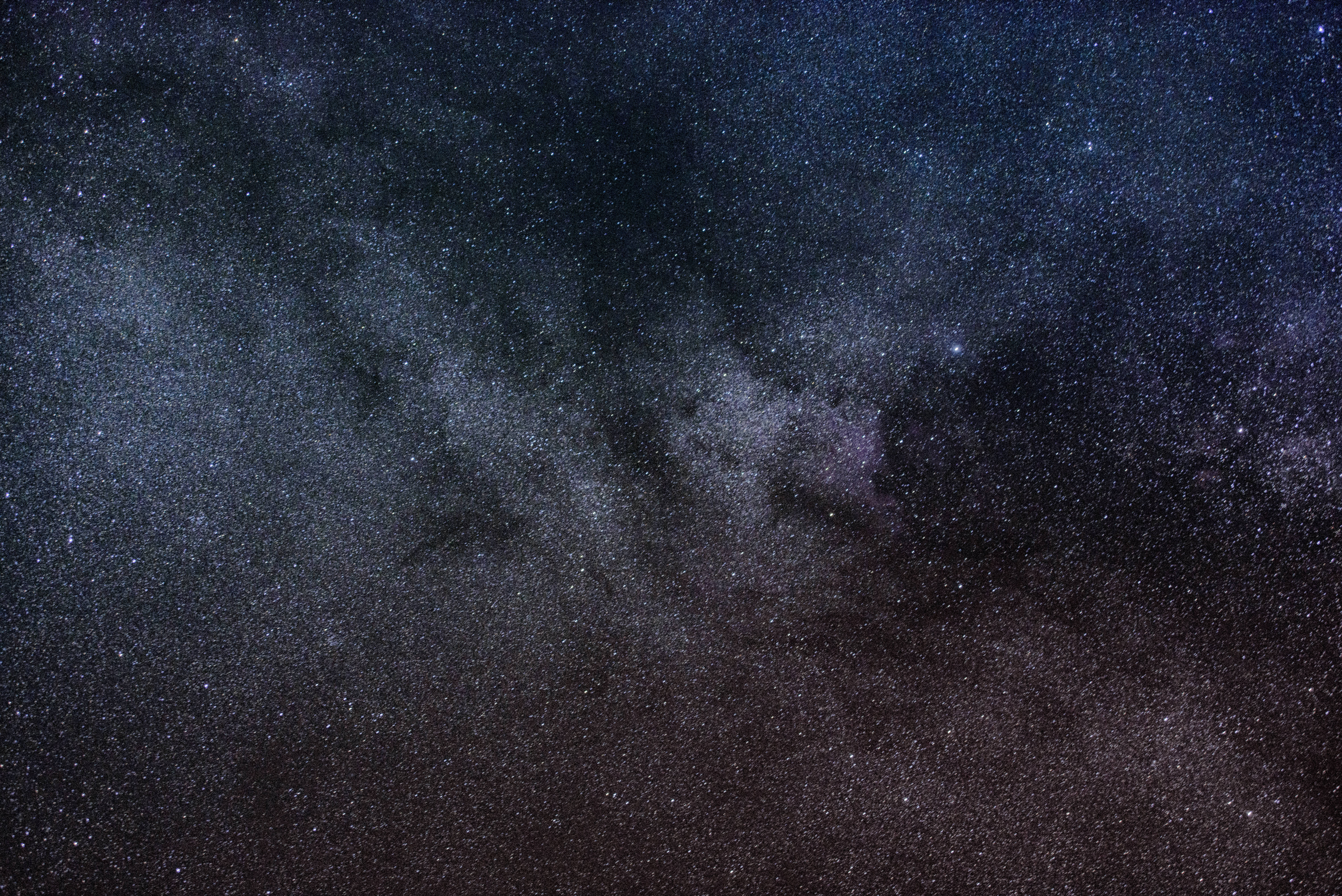 星際大戰 桌布 壁紙 — 在深靛藍色夜空下，銀河系閃爍著無數恆星和宇宙塵埃的壯麗景色。